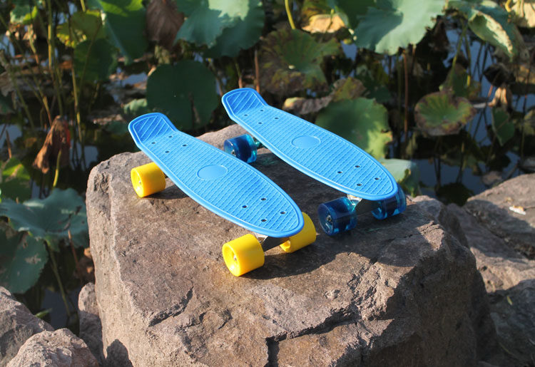 小鱼弹性代步男女儿童刷街闪光高弹性单翘板专业滑板