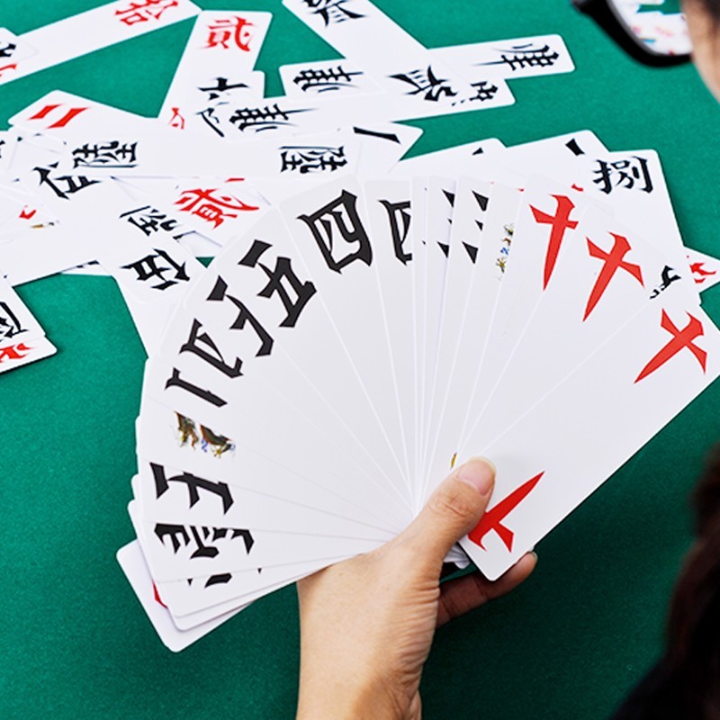 字牌湖南发包贰批防水磨砂七十二七纸牌二大扑克