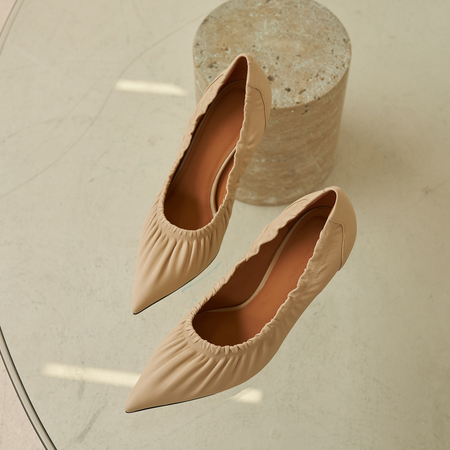 摩登大师2020秋季新款复古真皮褶皱尖头浅口单鞋