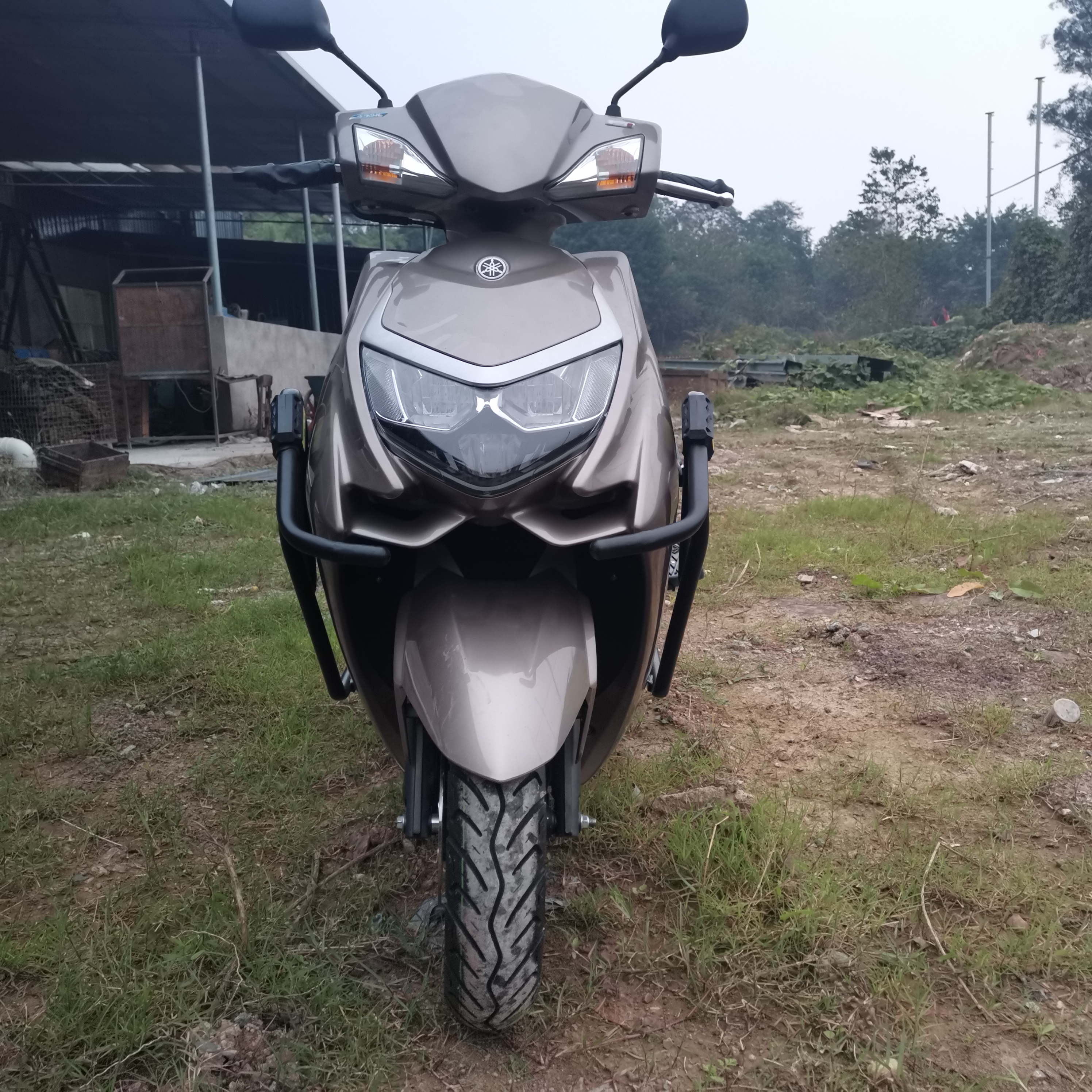 适用于雅马哈摩托车踏板车新款赛鹰125gt125保险杠脚踏板摩托车保险杠