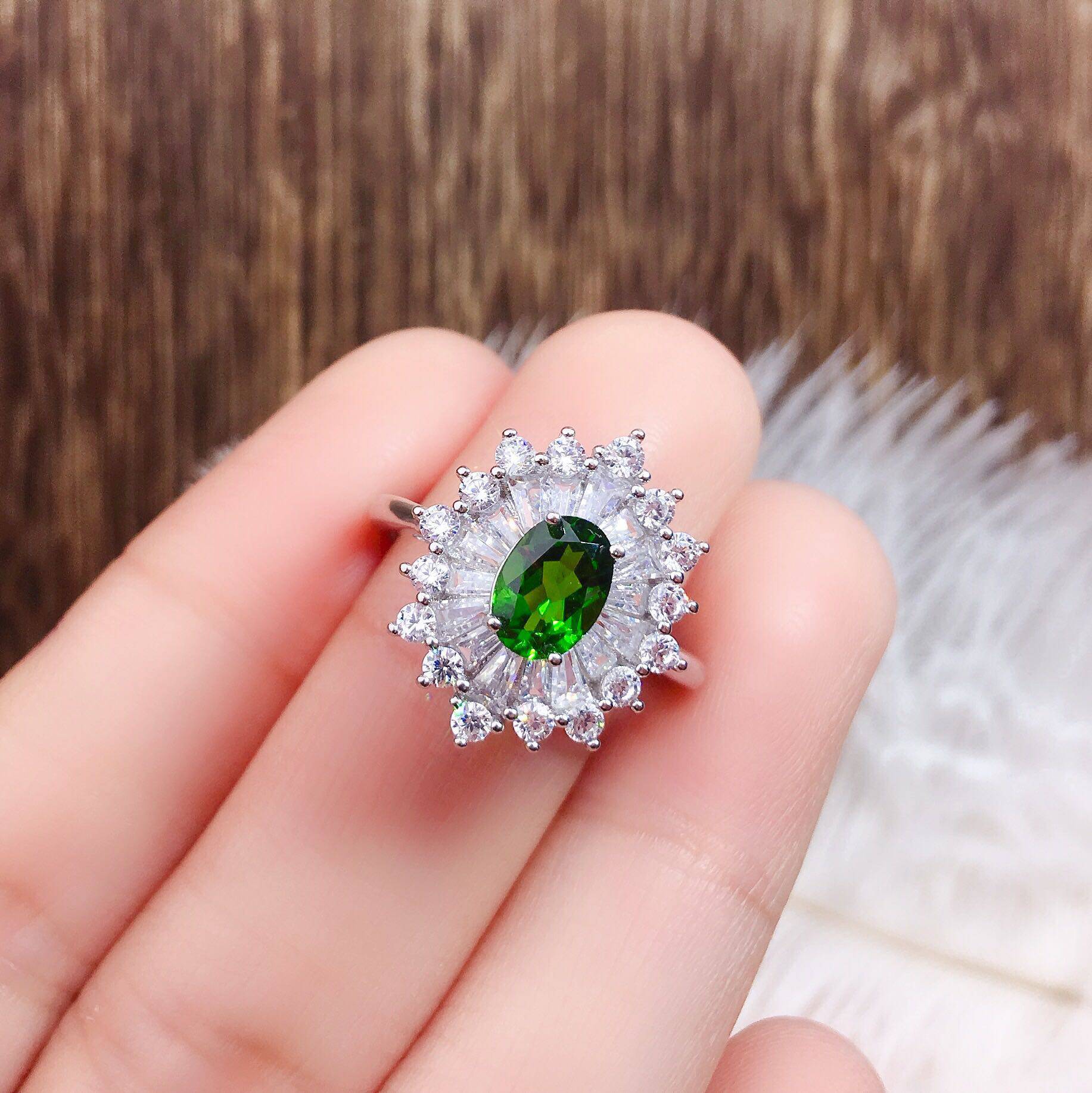 透辉石戒指新款天然银镀白金镶嵌7mm森林绿宝石戒指