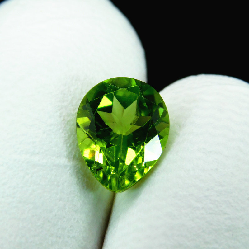 鲜艳天然翠绿色贵橄榄石264克拉戒指戒面宝石裸石梨形有视频包邮