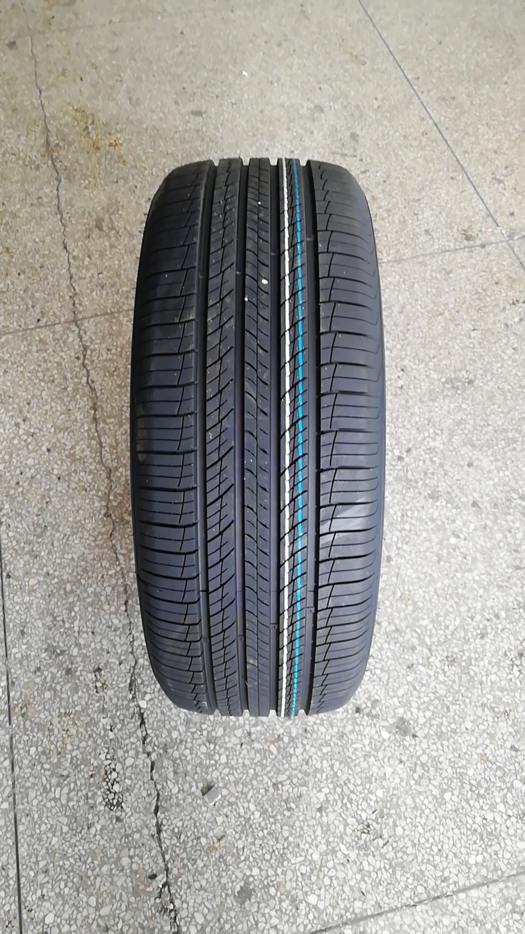 21年韩泰轮胎235 55r18 ra33花纹 适配奥迪a8华泰宝利格起亚智跑 - 痕