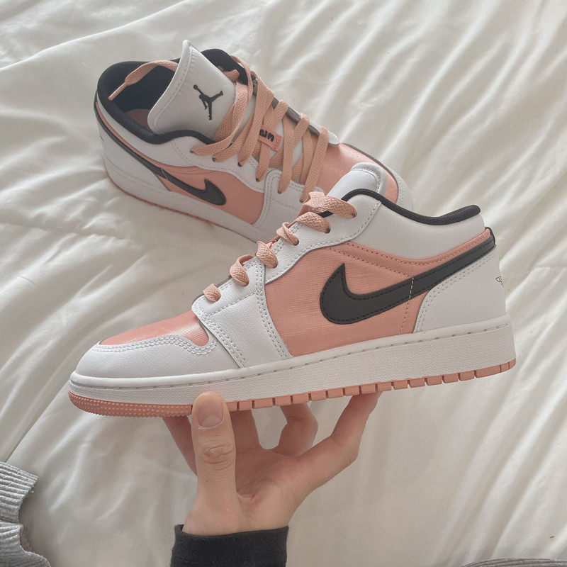 airjordanlowaj1黑白白粉丝绸女子低帮复古板鞋