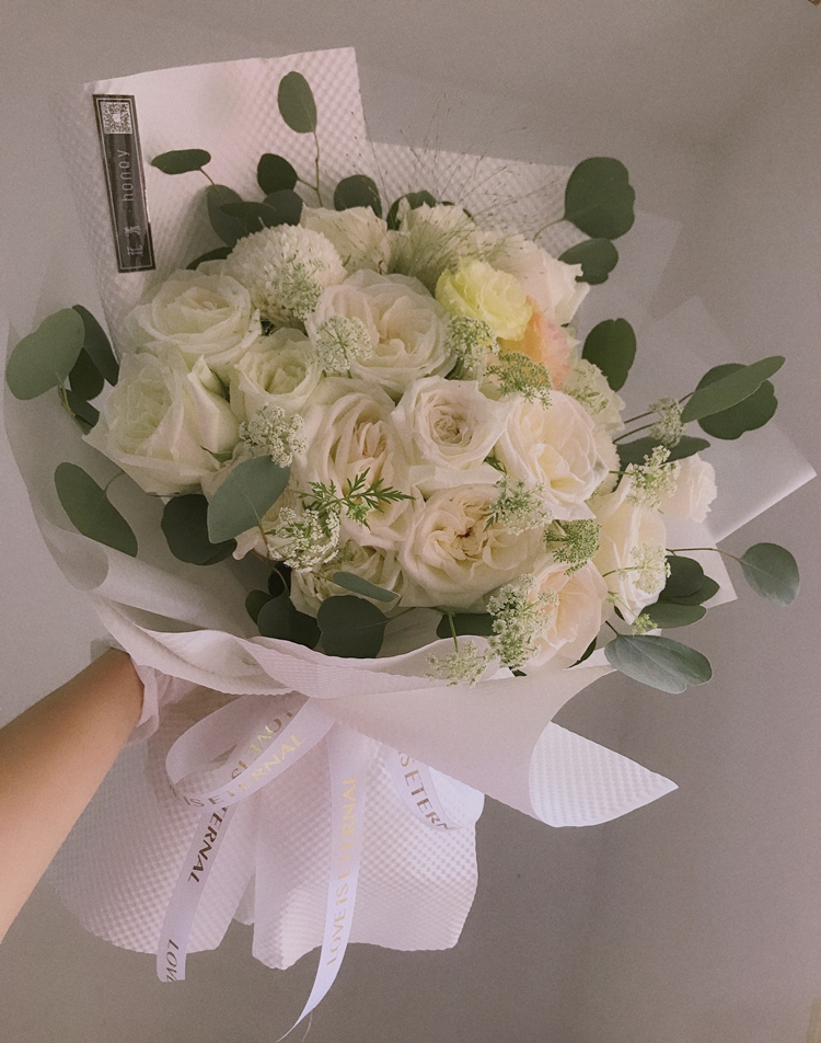 三八节拍照新款鲜花速递白玫瑰洋甘菊ins风花束生日礼物北京同城