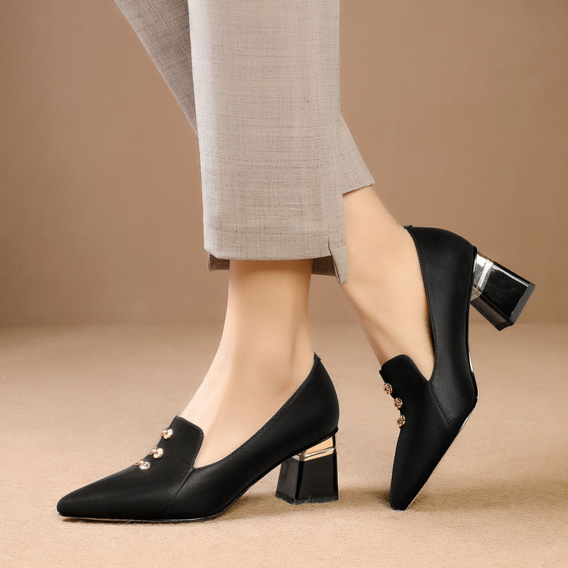 尖头时尚大码舒适百搭皮鞋粗跟女士新款高跟单单鞋