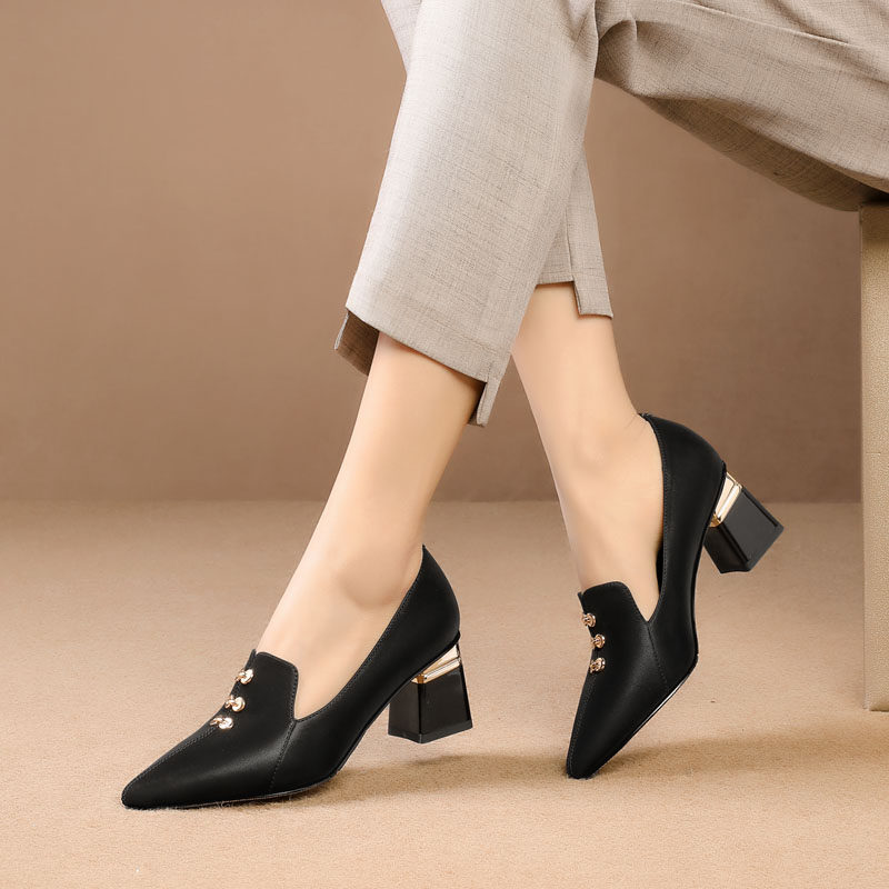 尖头时尚大码舒适百搭皮鞋粗跟女士新款高跟单单鞋