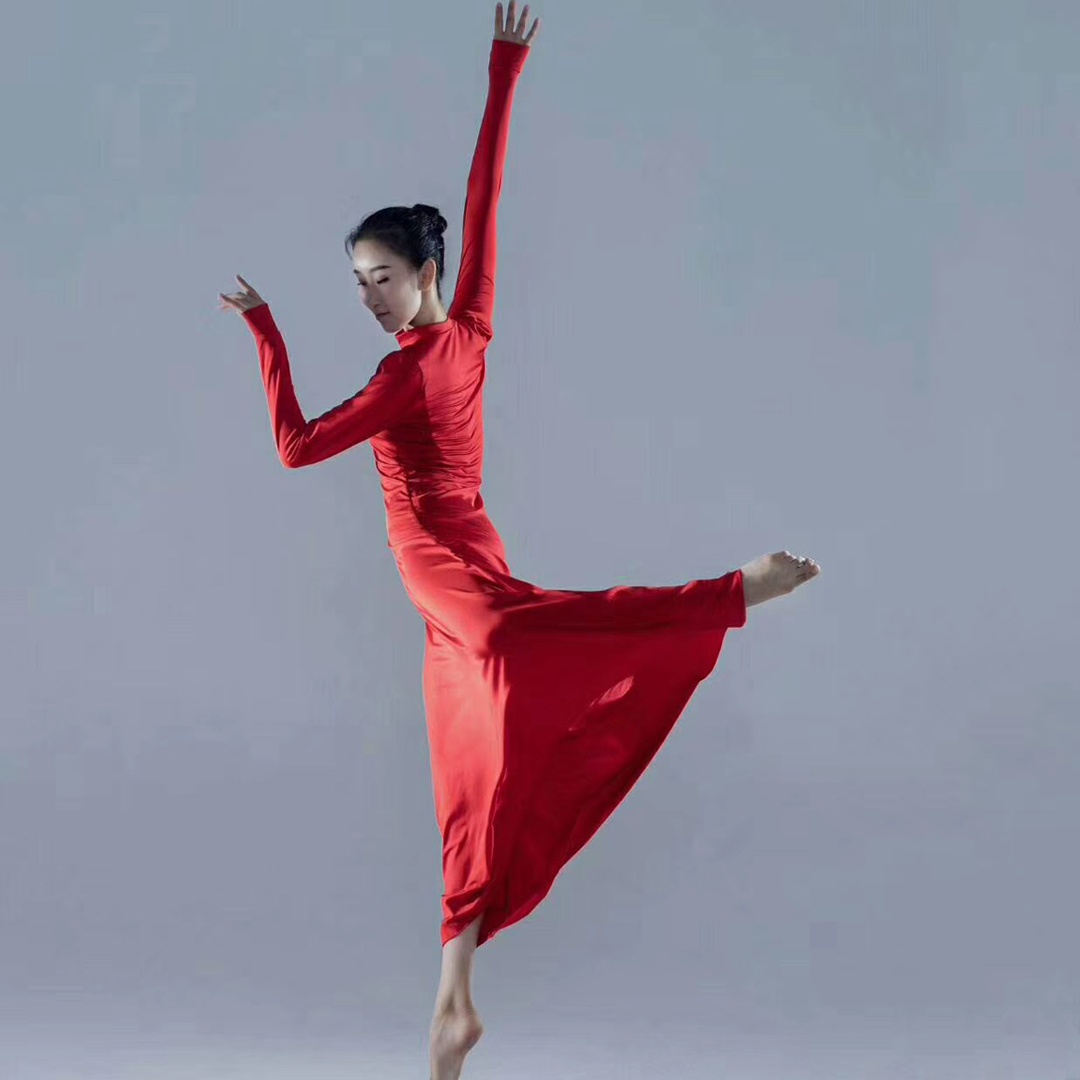 新款现代现代舞舞蹈演出服拍摄写真红色裙摆表演民族服装