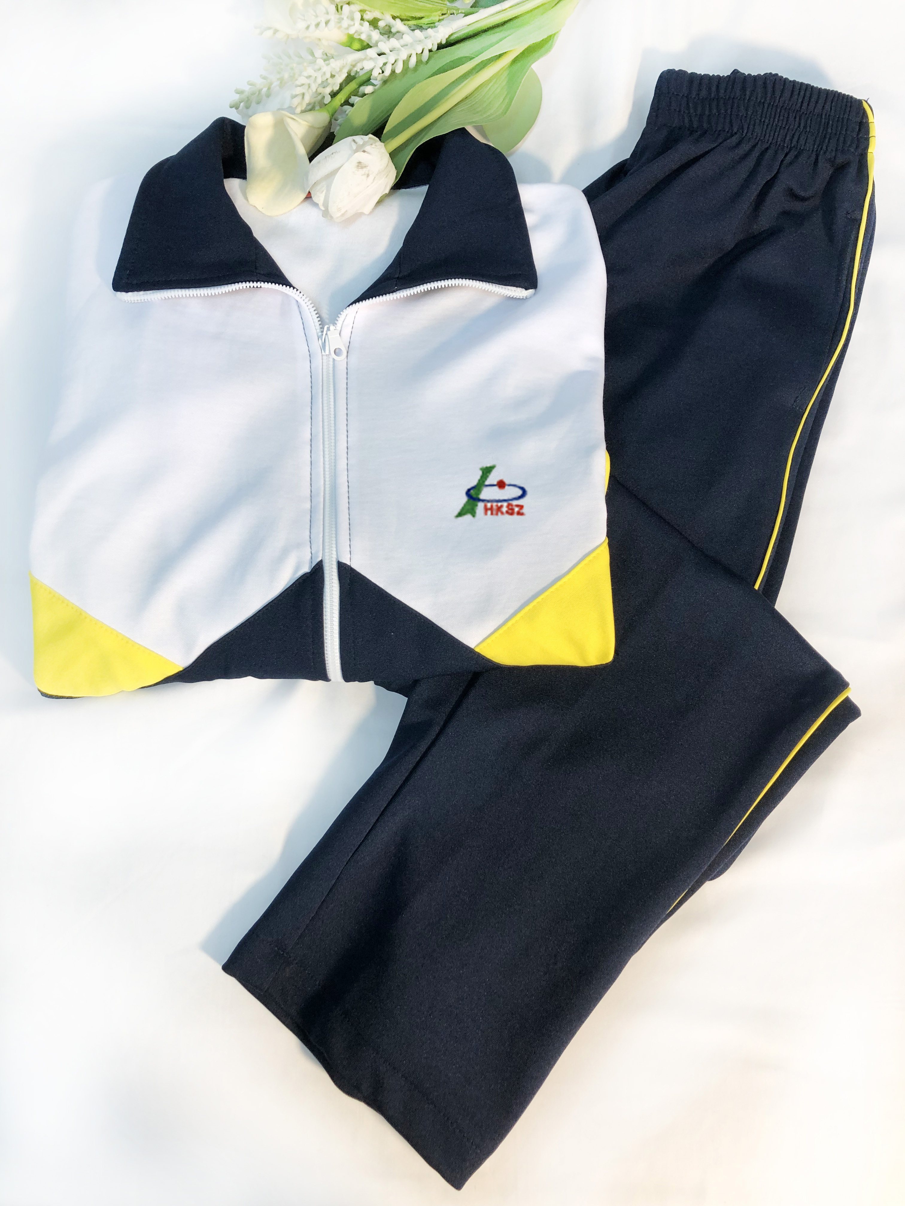 海口市第十中学春季白色休闲短袖上衣蓝色裤子学生校服