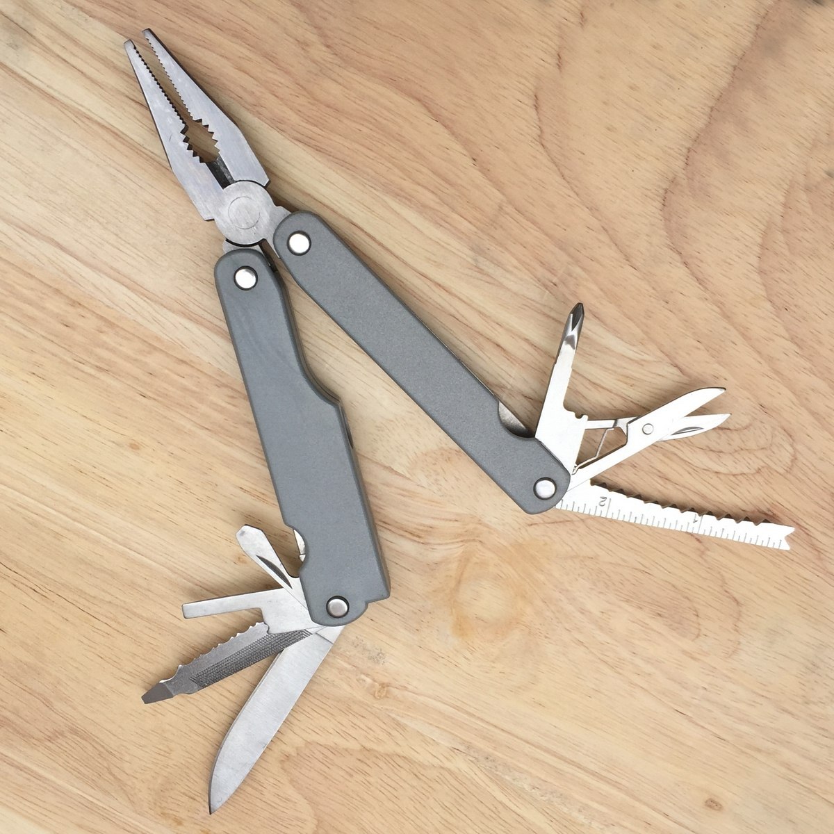 多功能折叠钳带剪刀户外组合随身野外生存用品便携多功能组合工具