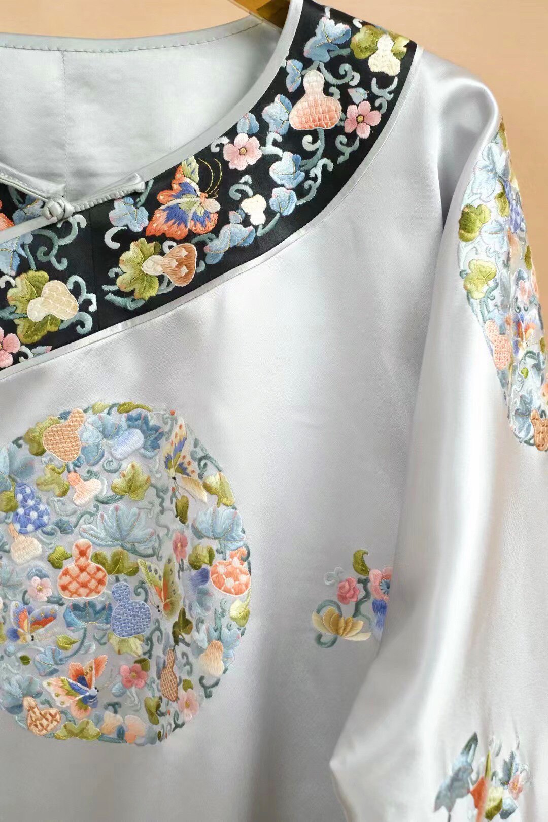 中国国风复古紫禁城故宫银灰真丝手工苏绣葫芦旗袍