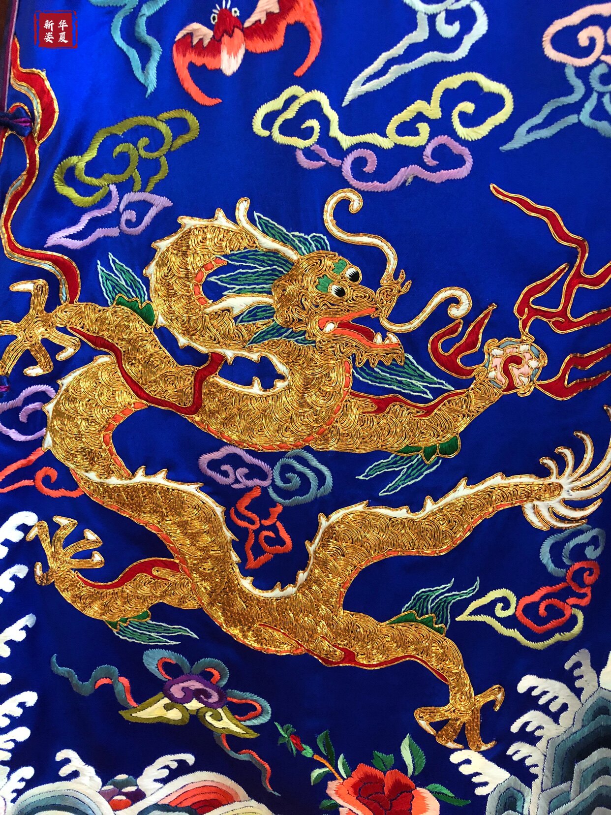 中国国风紫禁城故宫宝蓝真丝手工苏绣绣盘金龙旗袍