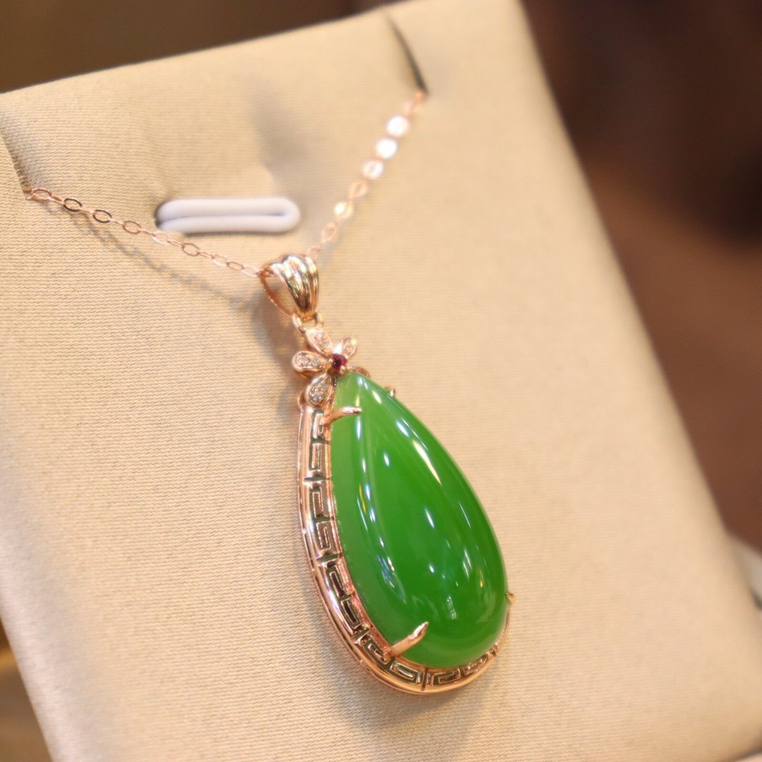 女王碧玉玉石翡翠挂件18k镶嵌水滴苹果吊坠颈饰