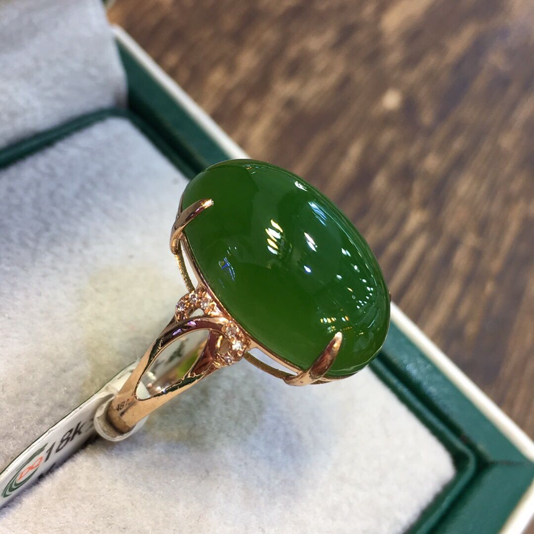 金戒指带和田玉(和田玉金镶玉戒指)