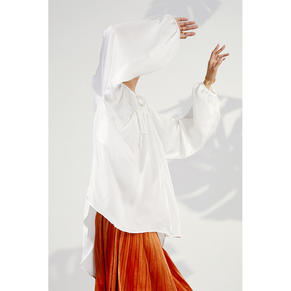 时装周涂月设计师白色灯笼袖罩衫走秀系带缎面对襟中式上衣