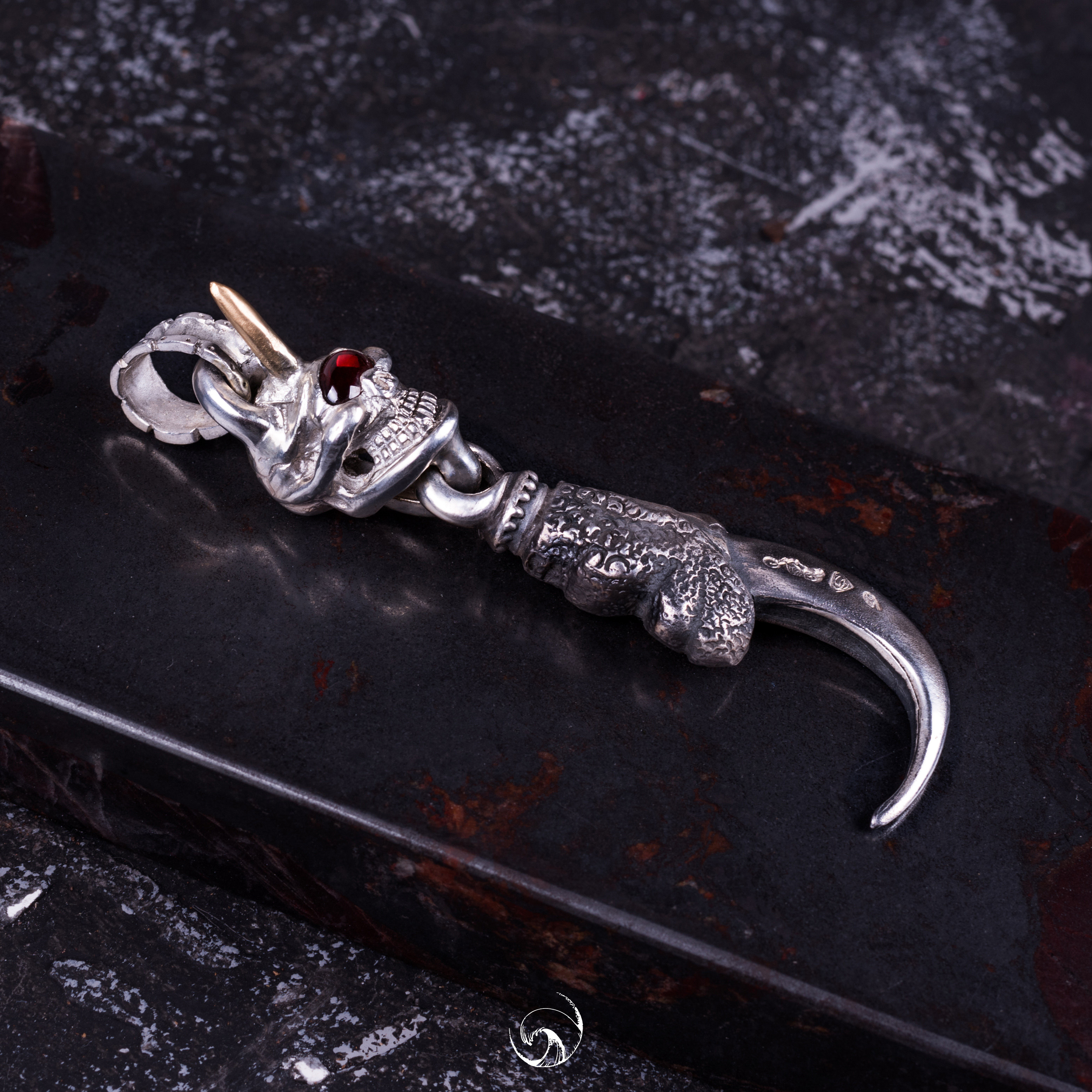 高山隆骷髅红宝石宝石眼独眼金角鹰爪吊坠stoplight挂饰项坠