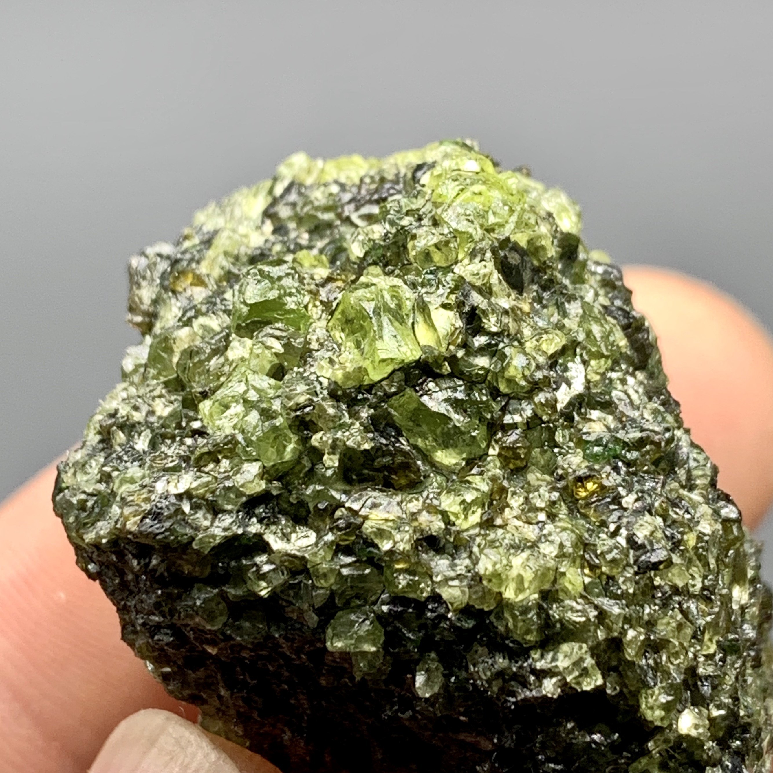 黄绿橄榄石天然矿物晶体标本矿石原石收藏石头摆件