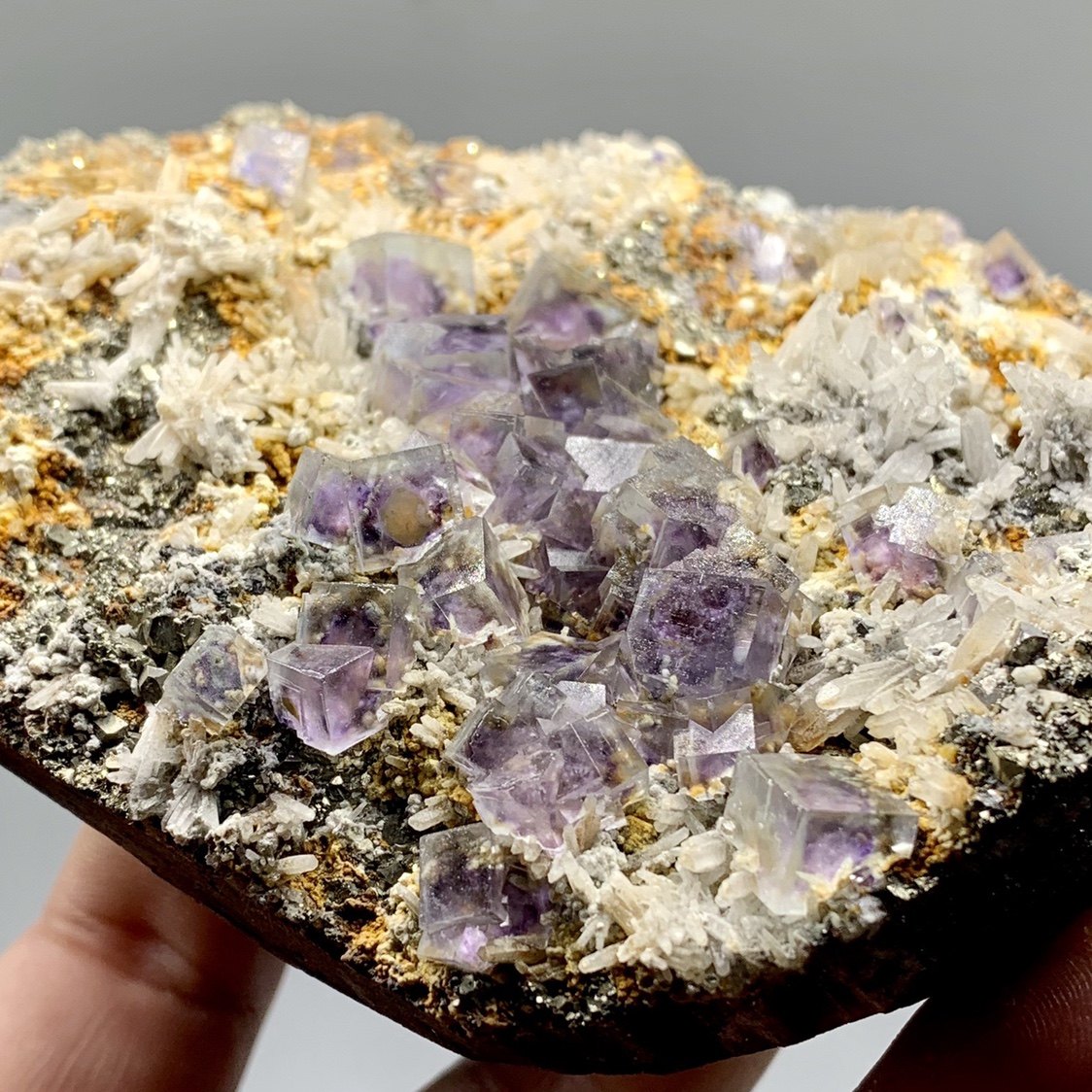 内蒙透明紫心萤石水晶黄铁矿毒砂共生天然矿物摆件