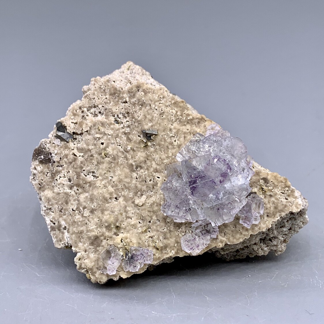 瑶岗仙紫萤石毒砂共生天然矿物晶体教学标本摆件