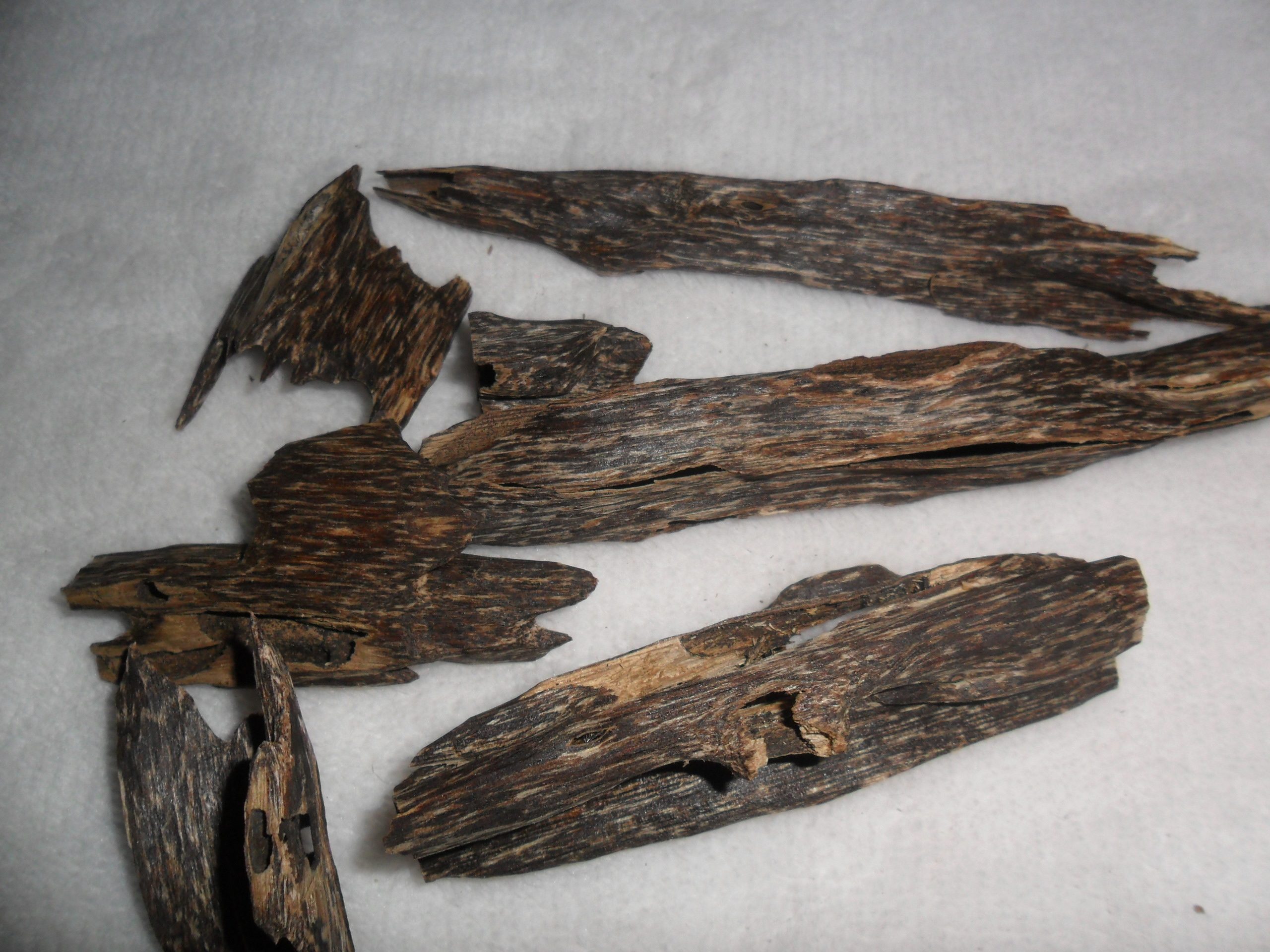 水蒸法天然莞香沉香精油原料为虫漏及火眼天然放心凉甜持久扩散好