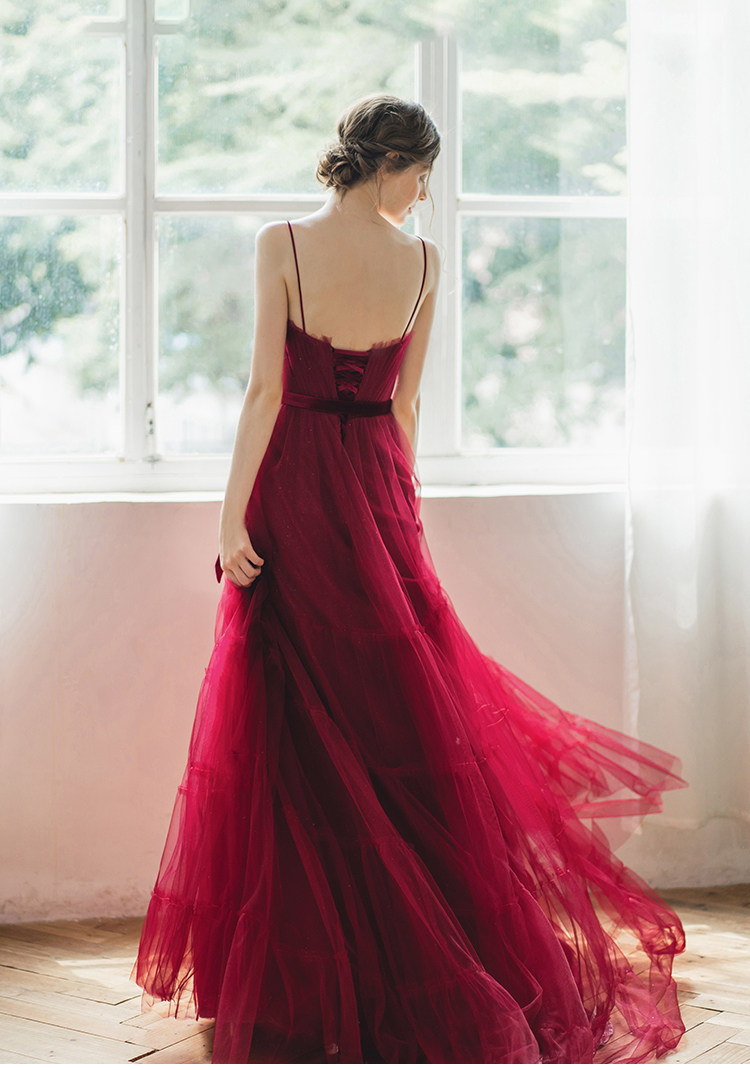 出租满庭芳持玫瑰的女孩敬酒服新娘结婚订婚礼服女红色晚礼服