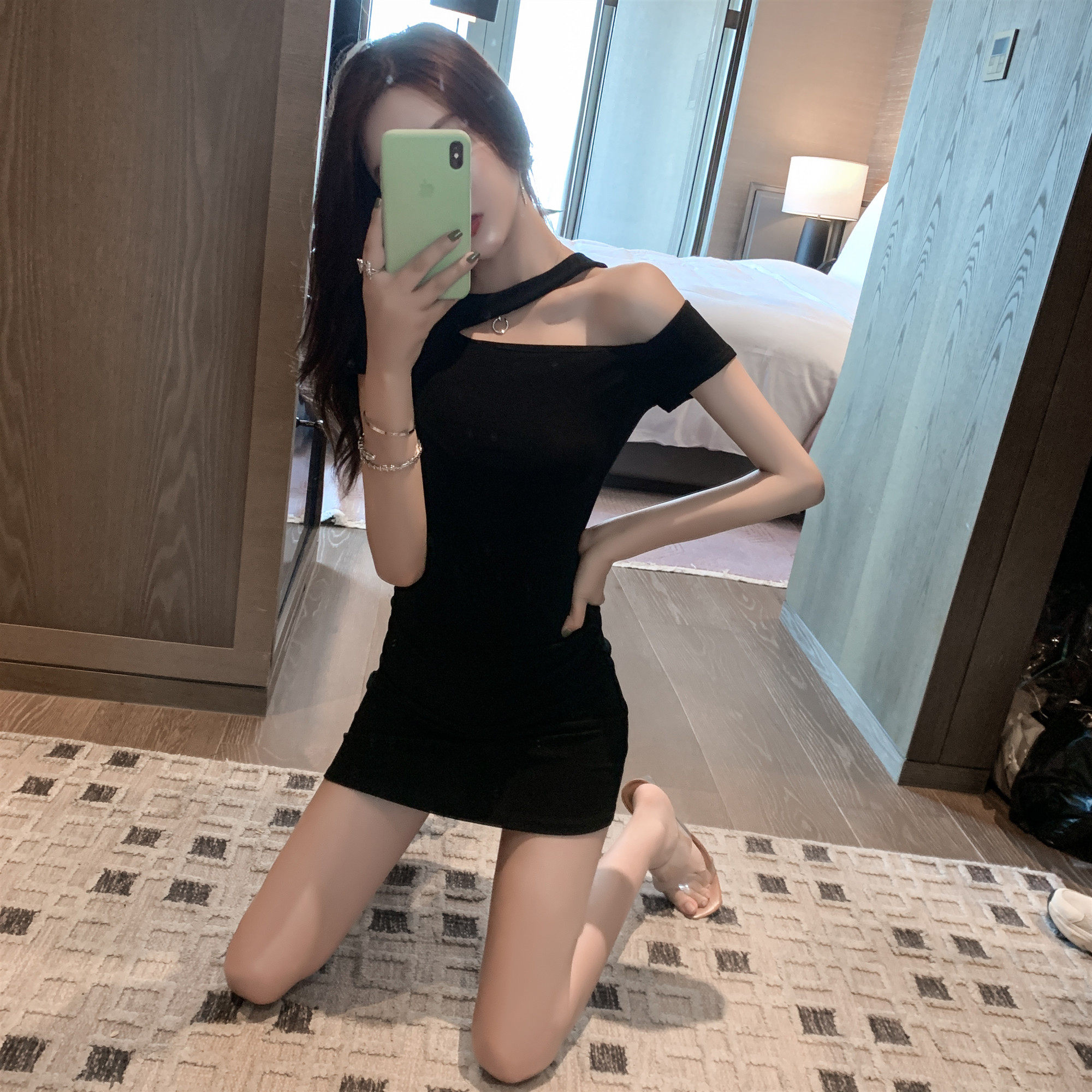 气质2021春装新款名媛女神范衣服斜肩吊带包臀连衣裙