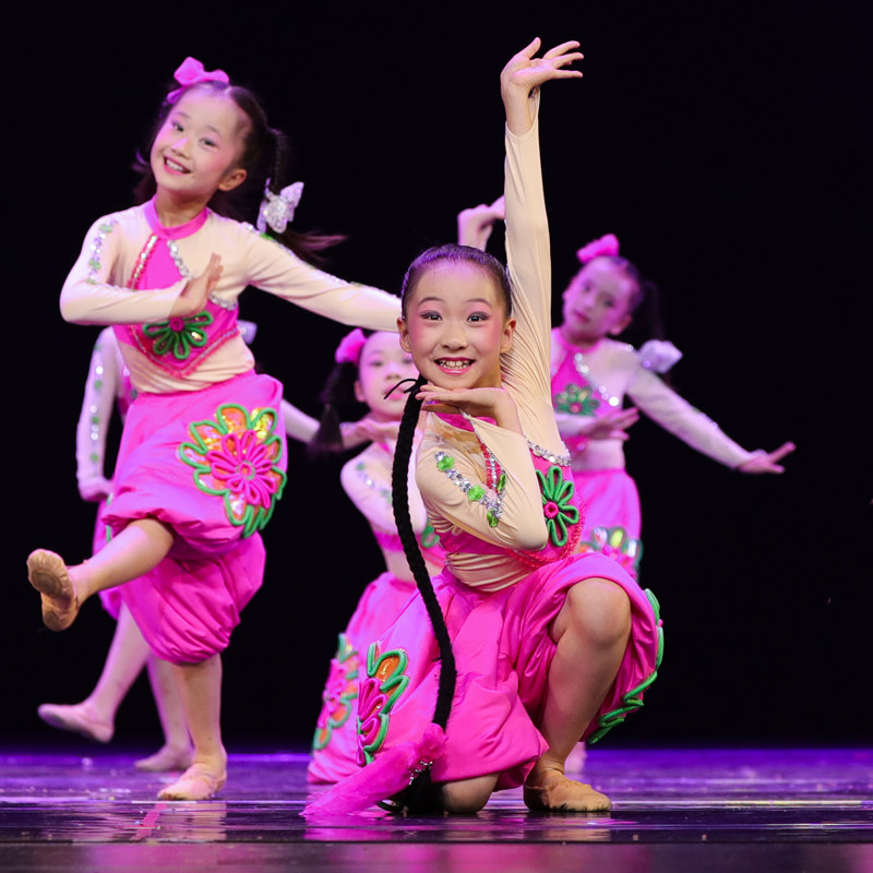 演出服麻花辫儿童舞蹈表演第十届小荷风采喜庆秧歌儿童演出服