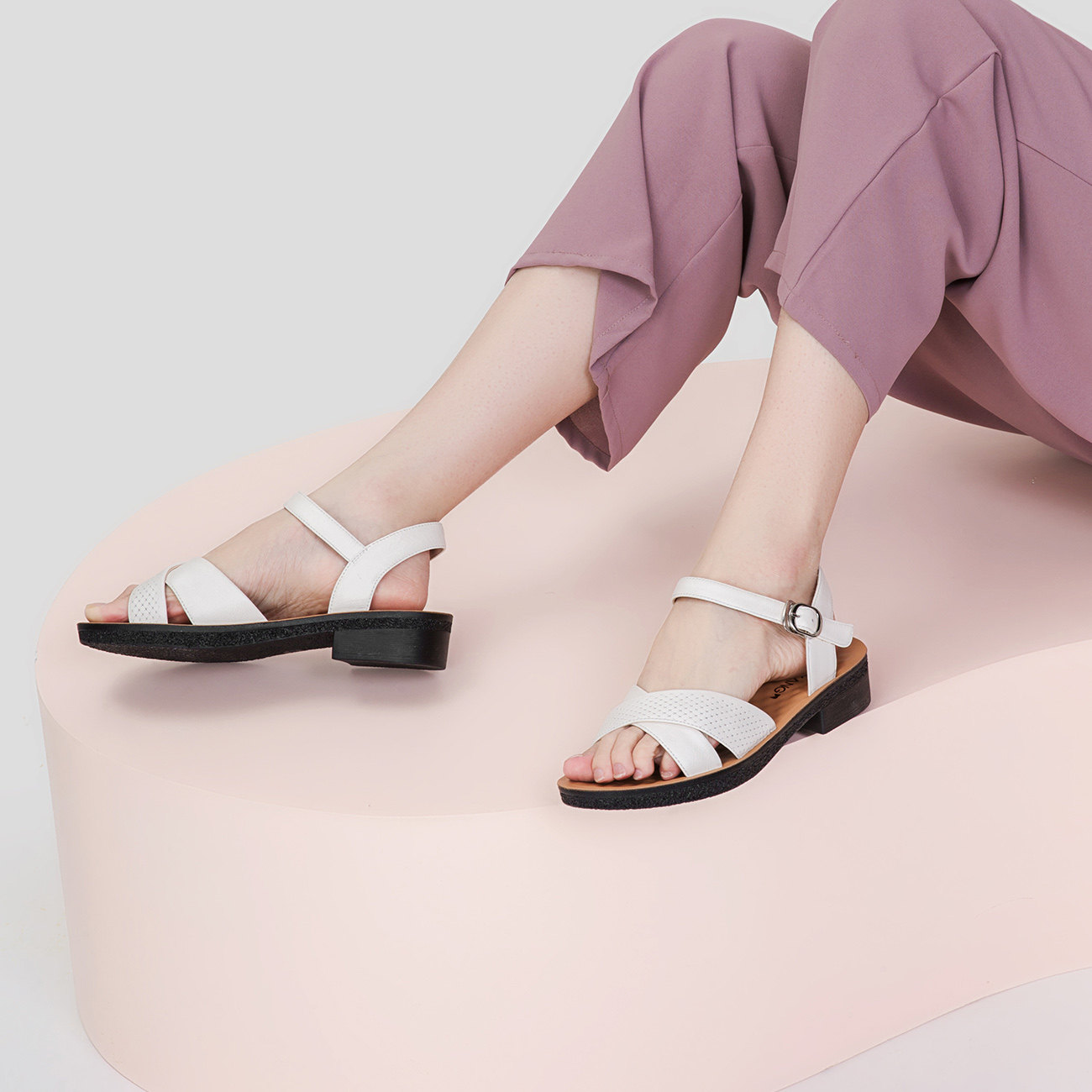 奥康女鞋2021夏季新款真皮妈妈平底软底中老年时装凉鞋