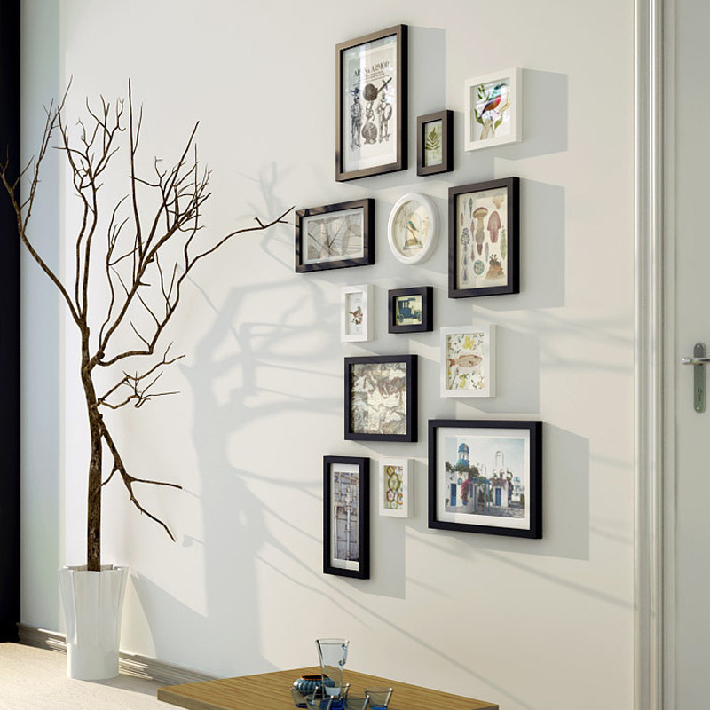 若是用单一尺寸和形状的照片及相框来装饰墙面是非常单调的,要巧妙地