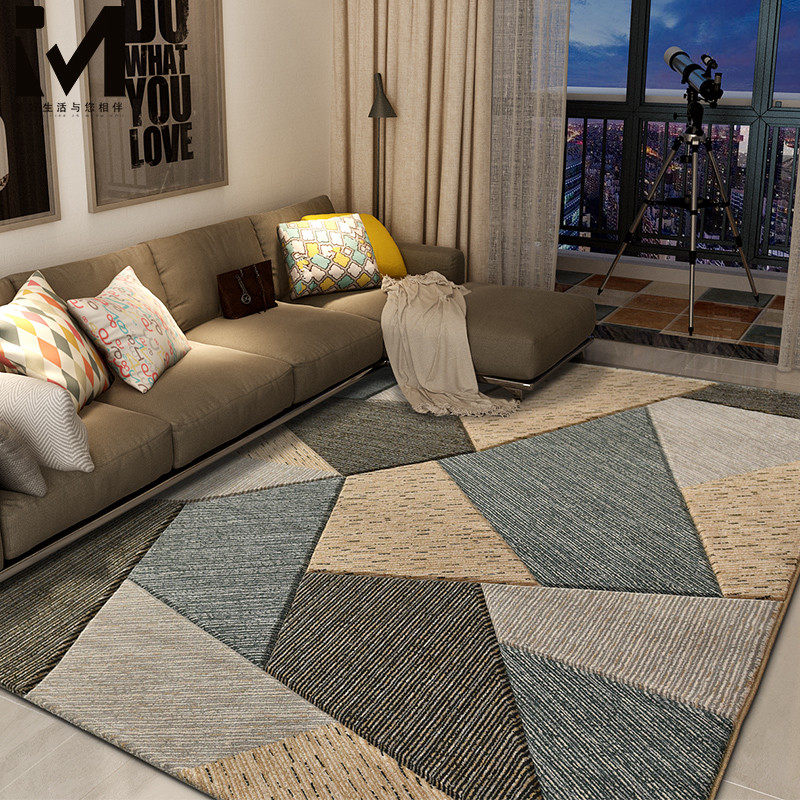 越来越多的家庭喜欢在客厅或卧室铺设一块地毯来装饰,既可以达到