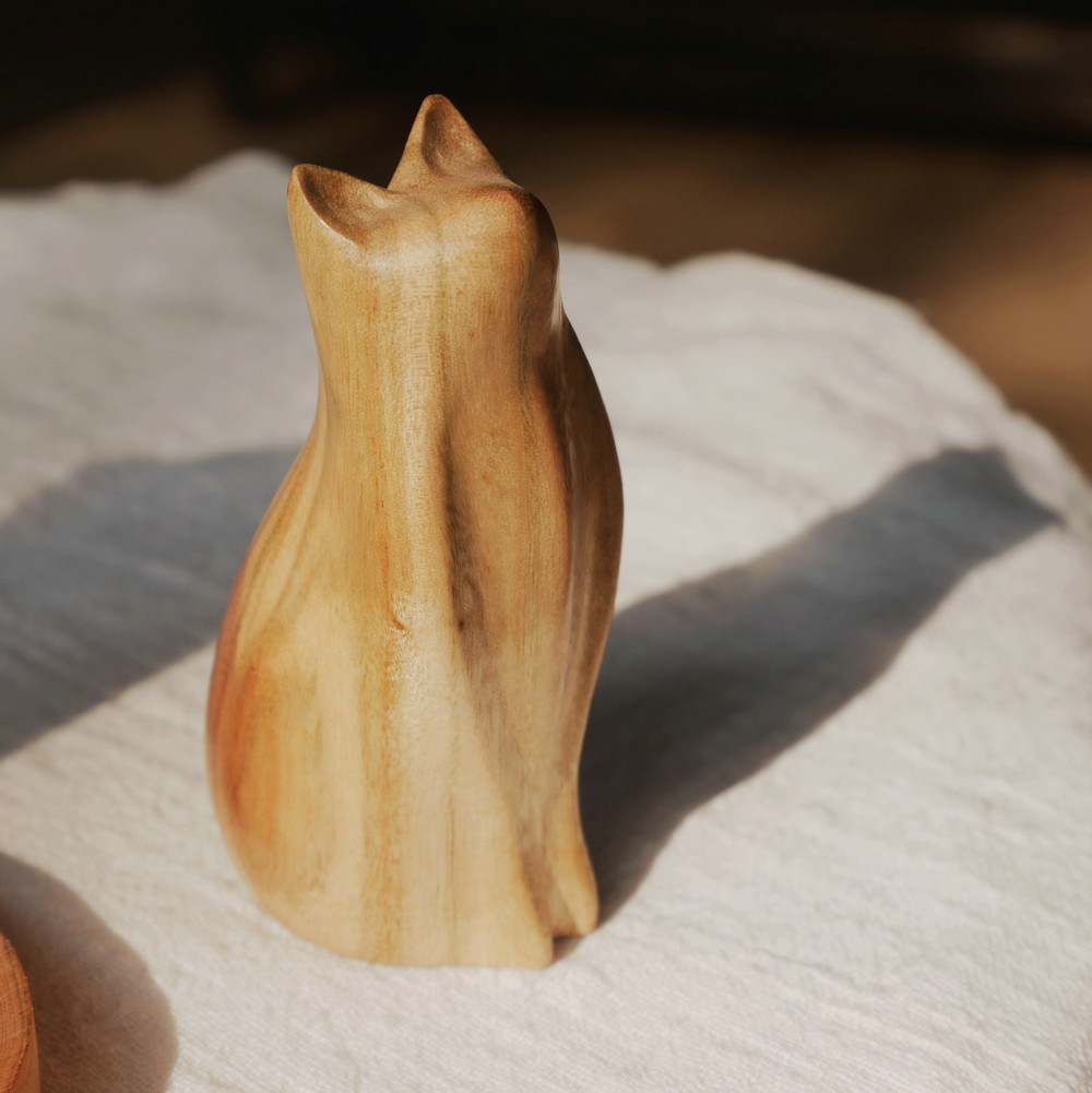 根号三木木艺猫咪原创手工木制治愈摆件办公桌木雕