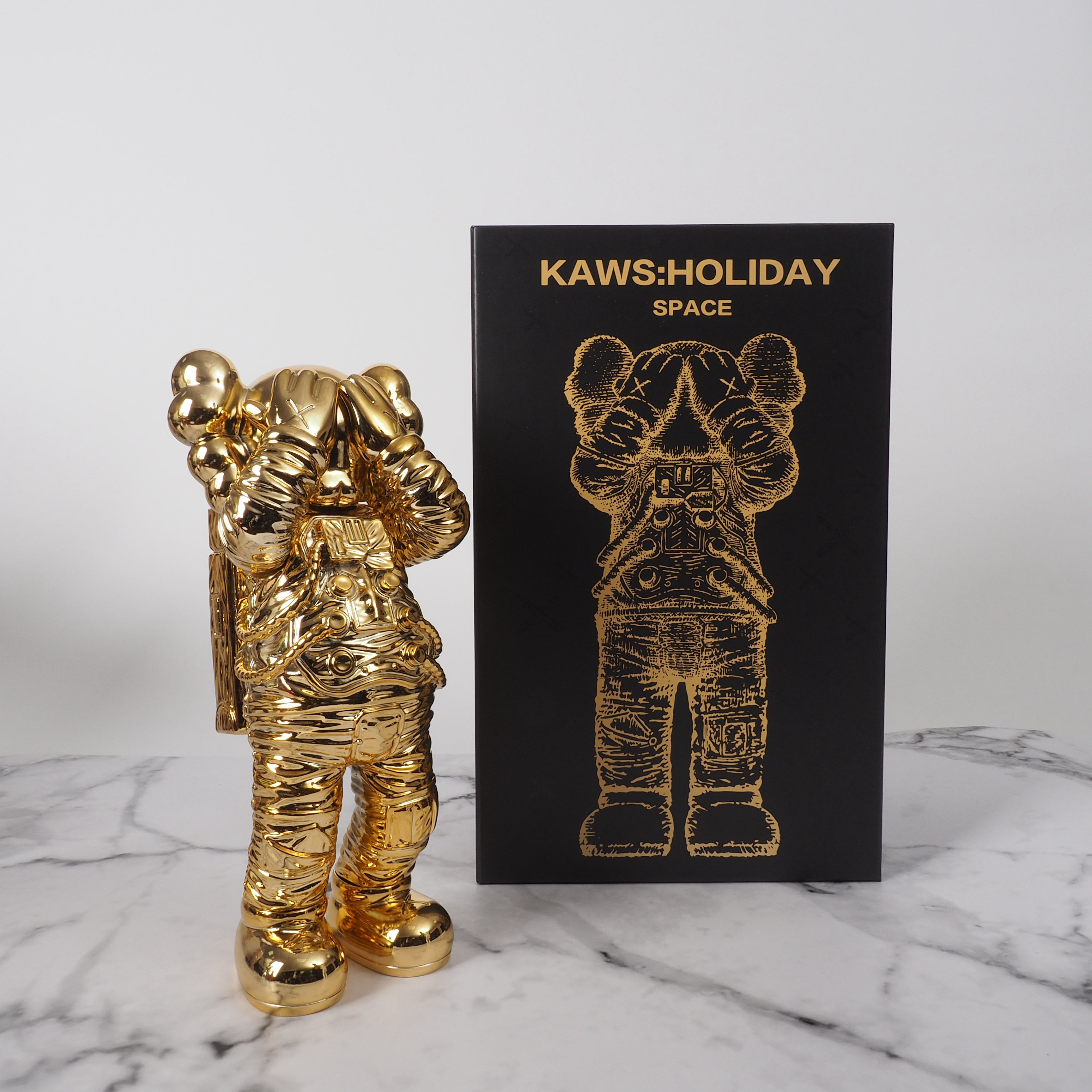 手办潮牌kawsholidayspace太空人限量艺术术潮创意手办