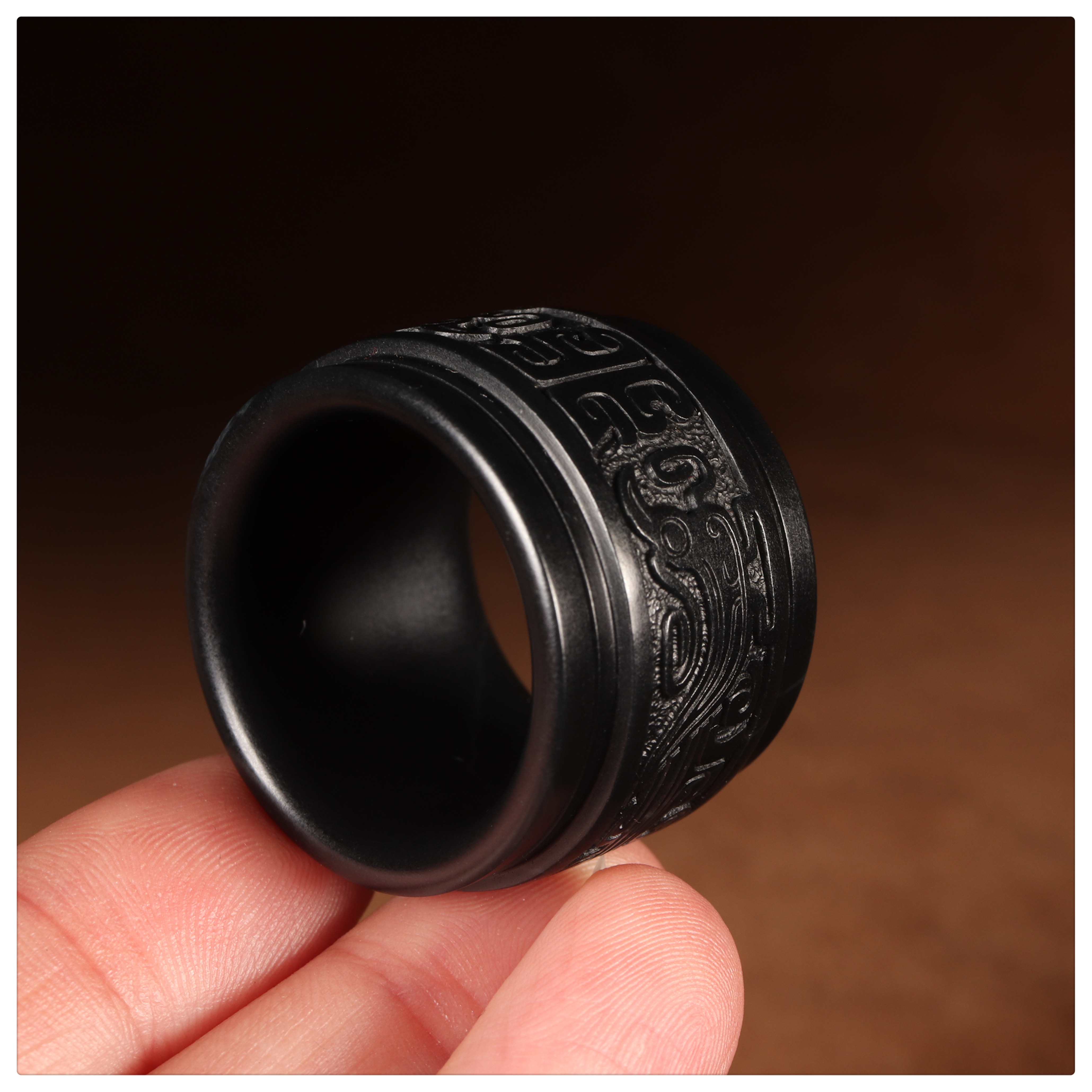 在售仿古纹饰墨玉扳指正宗新疆和田玉男士玉戒苏工特色黑如墨