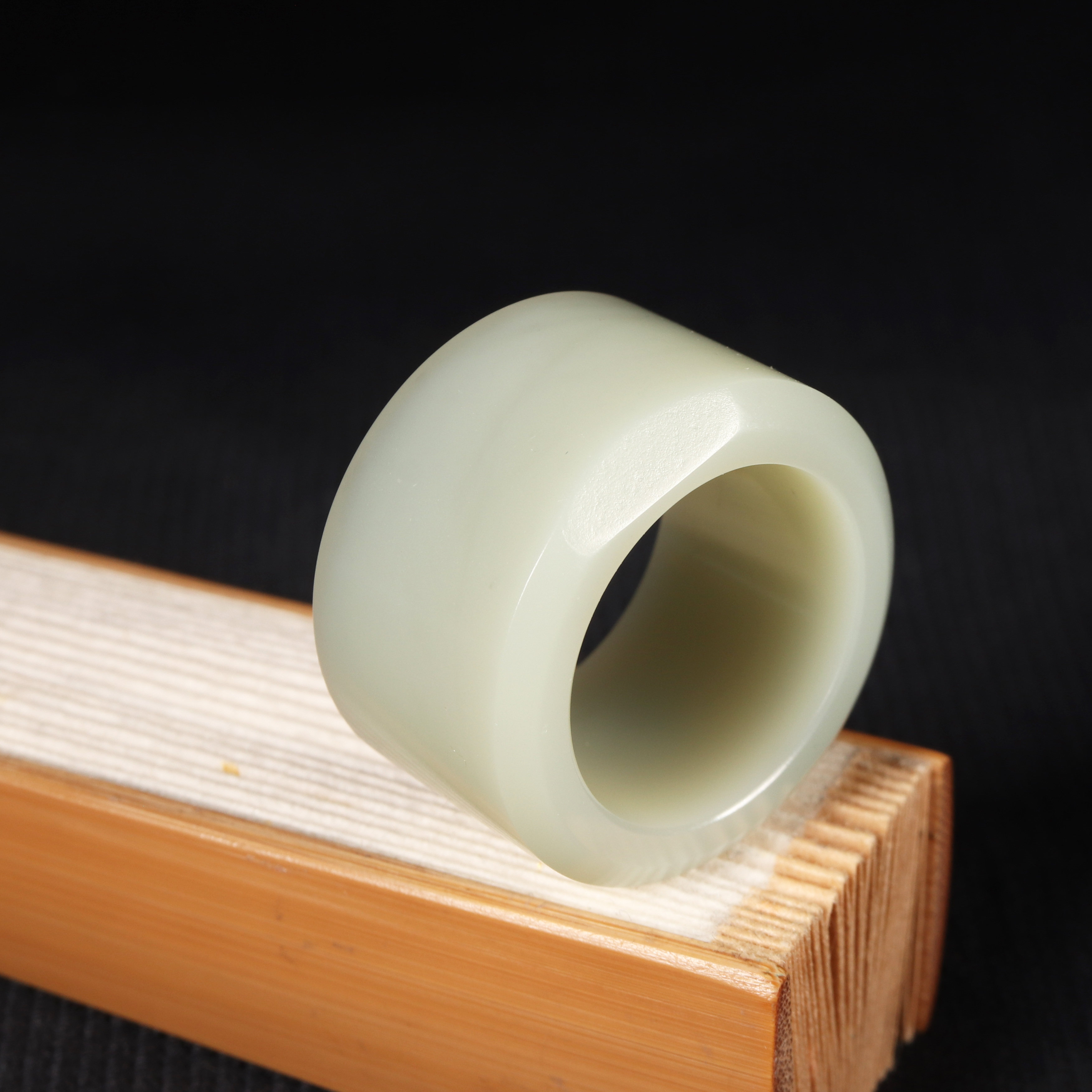 在售沙枣青男士素圈扳指正宗新疆和田玉籽料玉戒天然毛孔油性大