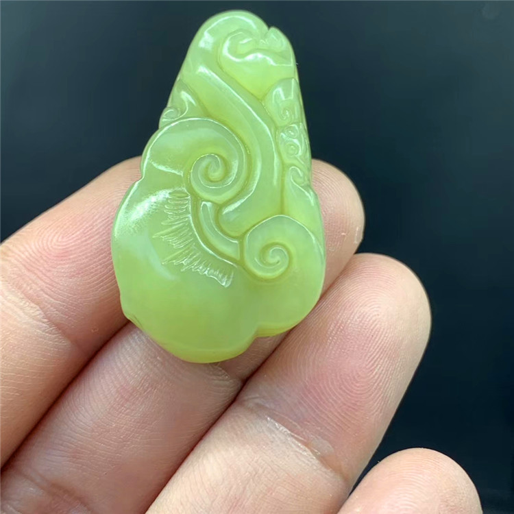 新疆和田若羌黄口黄玉吊坠天然黄绿色细料如意颈饰