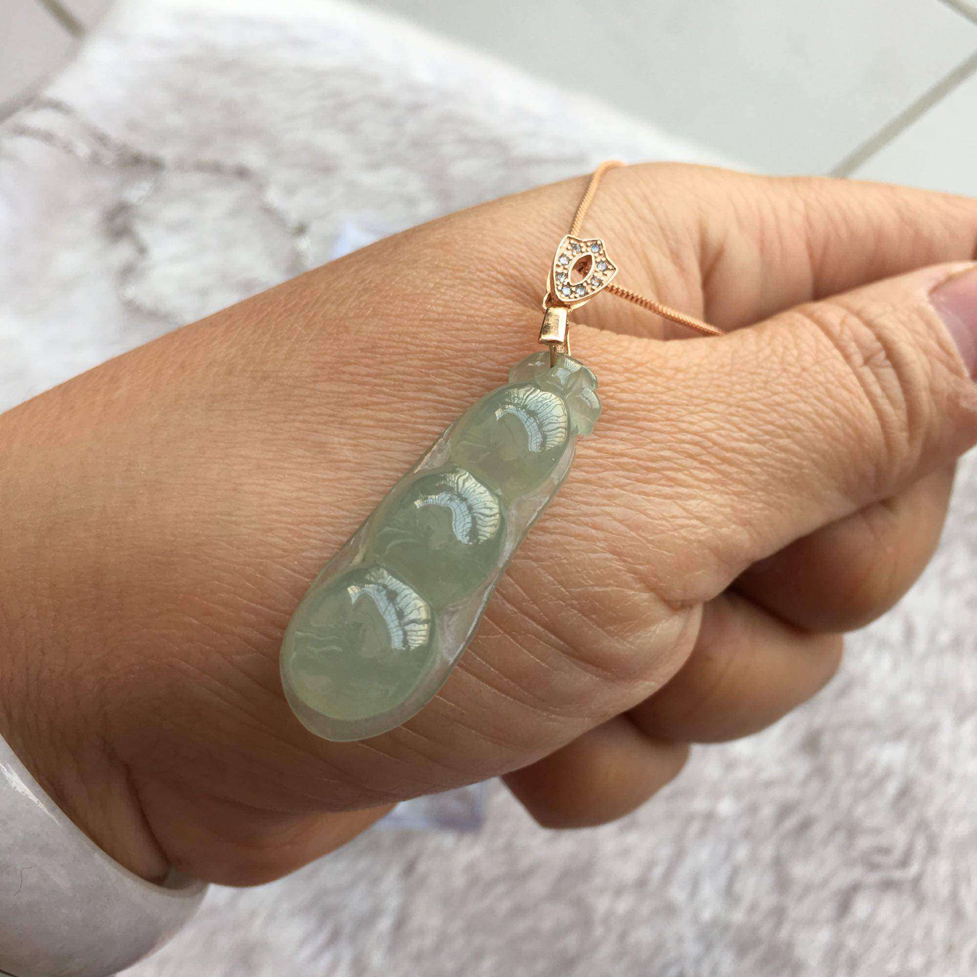 缅甸冰种淡绿翡翠豆子吊坠富贵豆玉荷兰豆挂坠颈饰