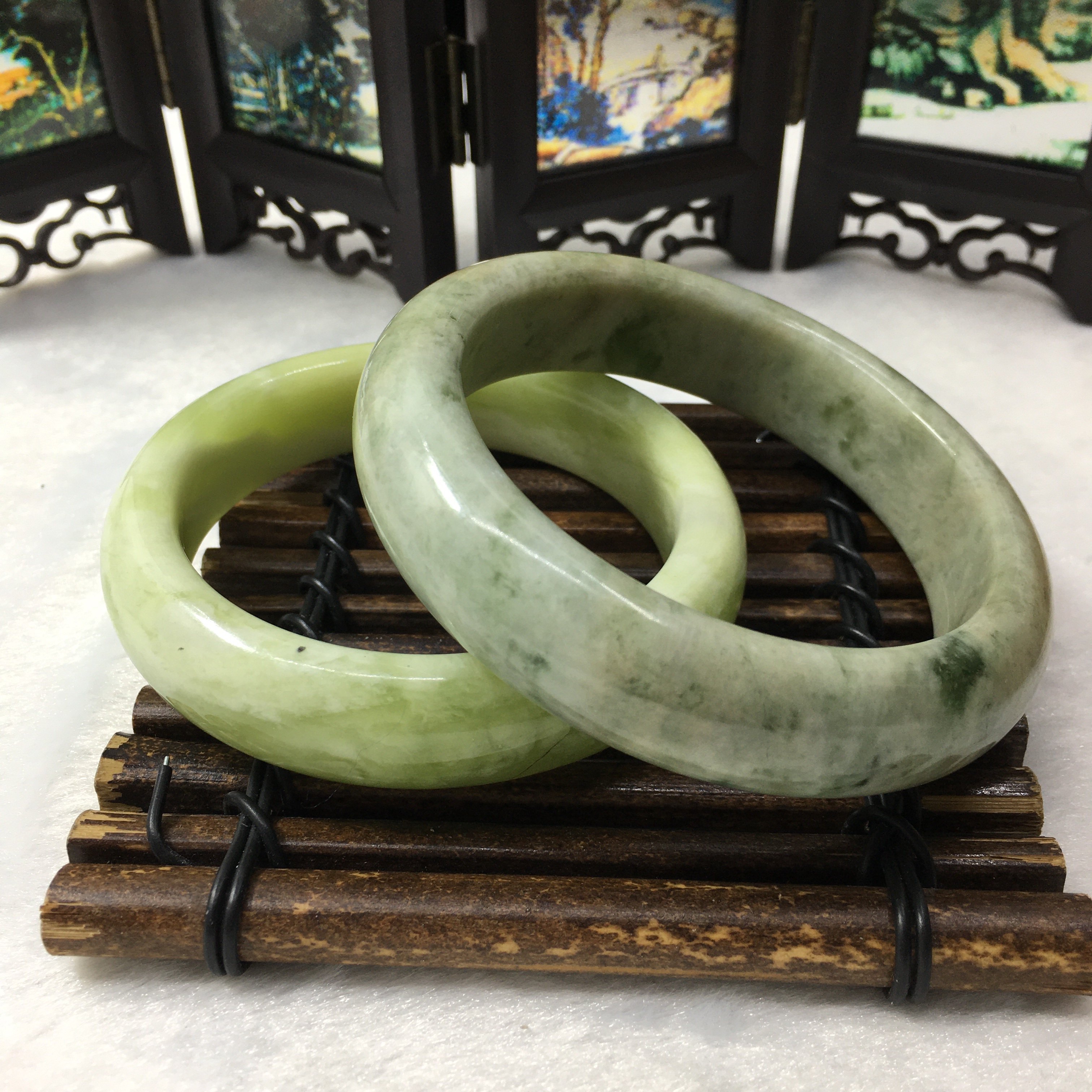 纯天然玉石手镯岫玉甲翠飘花淡绿色女款圆条大口径手镯