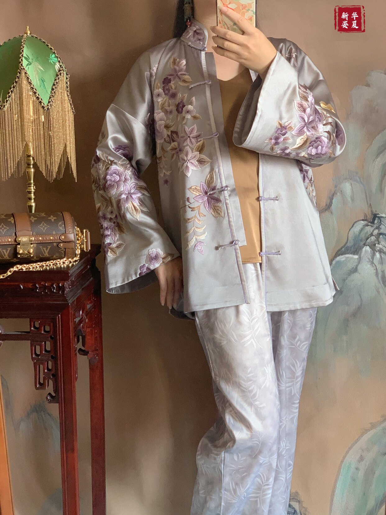 中国国风故宫紫禁城银灰色真丝丝纯手工苏绣繁花旗袍