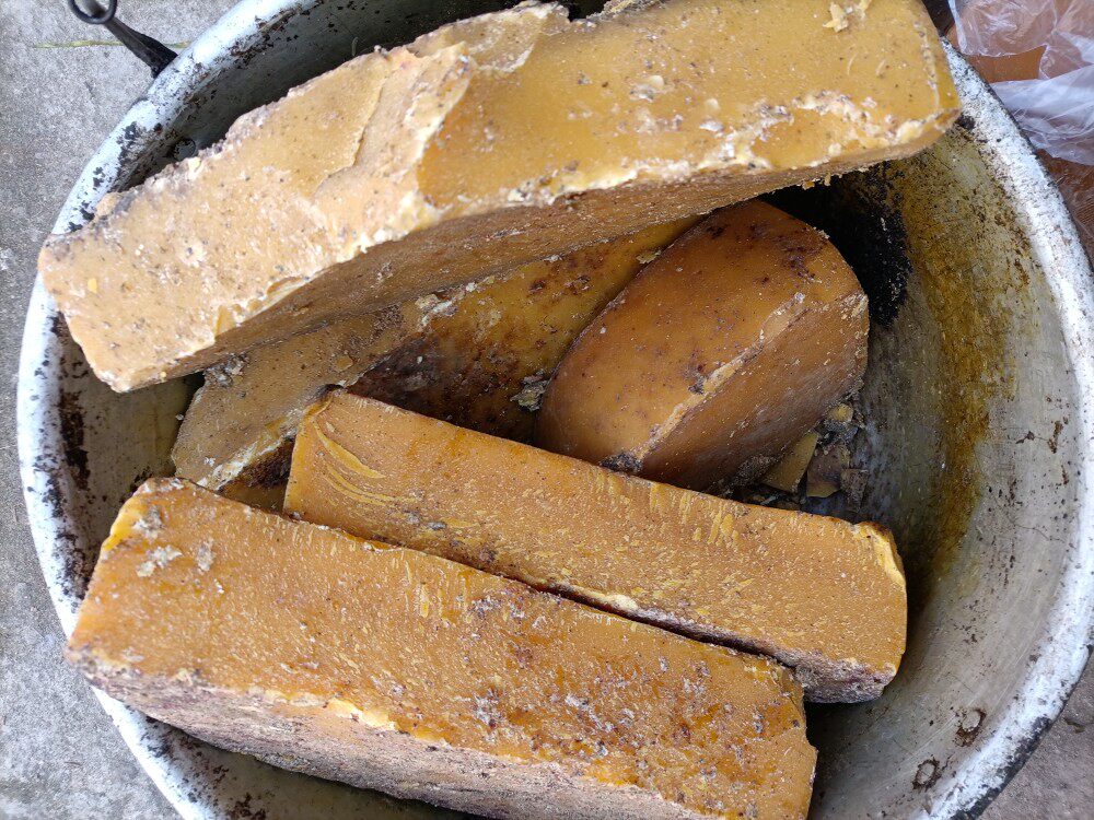 蜂蜡中蜂蜡土蜂蜡蜂场巢脾封盖蜡诱蜂蜡来蜂快不含石蜡500克包邮