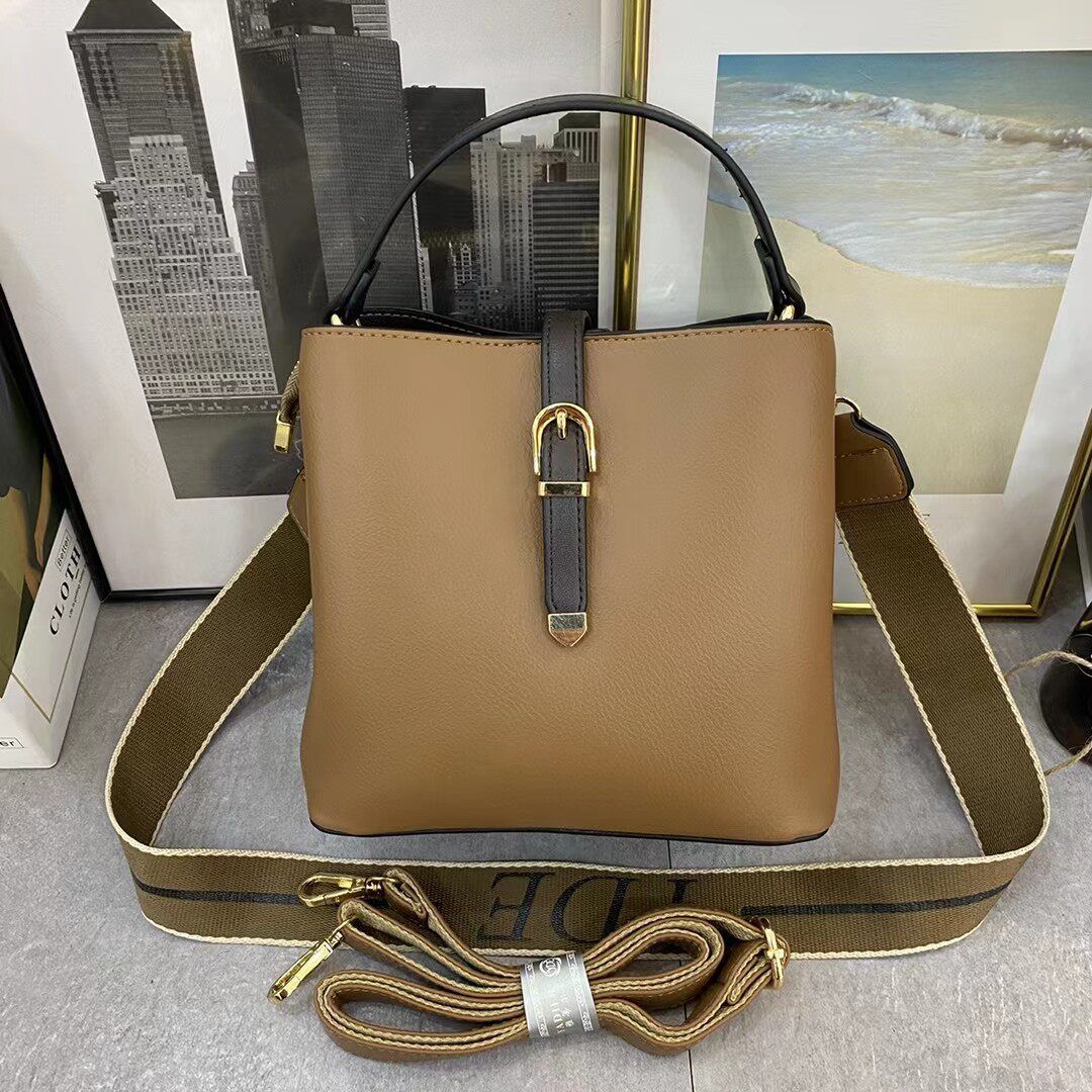 2021年雅蒂尔新款女士手提单肩斜挎三用包包新品女士包袋