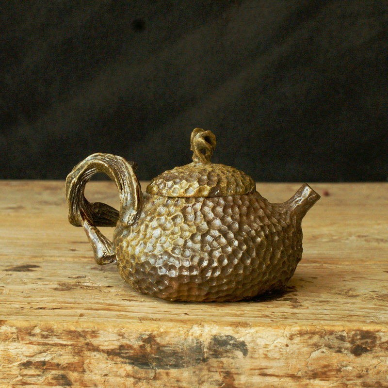 云南古法龙窑无釉柴烧素烧手工捏制锤纹土陶茶壶