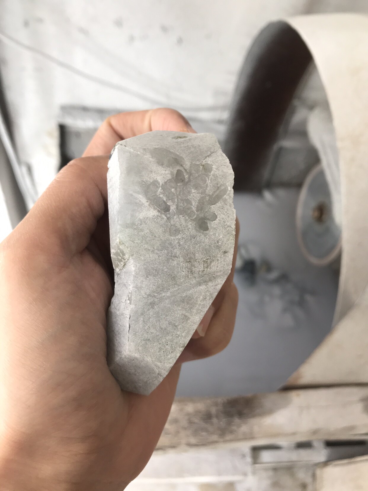 缅甸翡翠原石开窗去皮磨皮切割公斤半明料蒙包颈饰