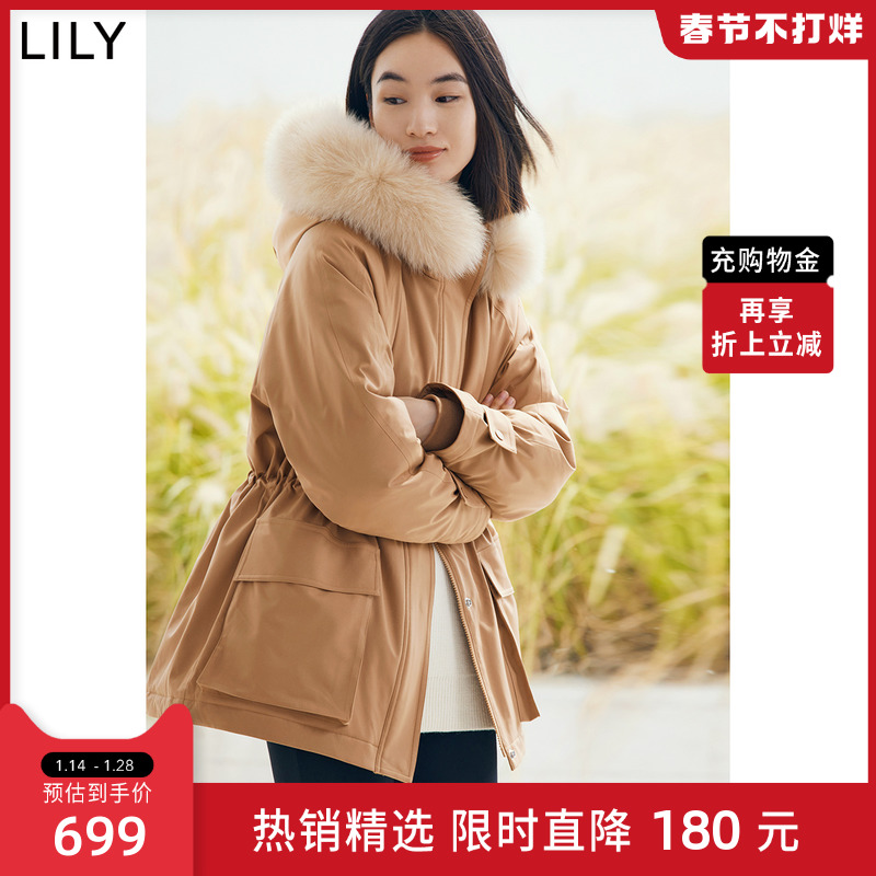 爱打扮(www.idaban.cn)，LILY2022冬新款女装纯色通勤款蓬松狐狸毛领休闲款中长羽绒服外套