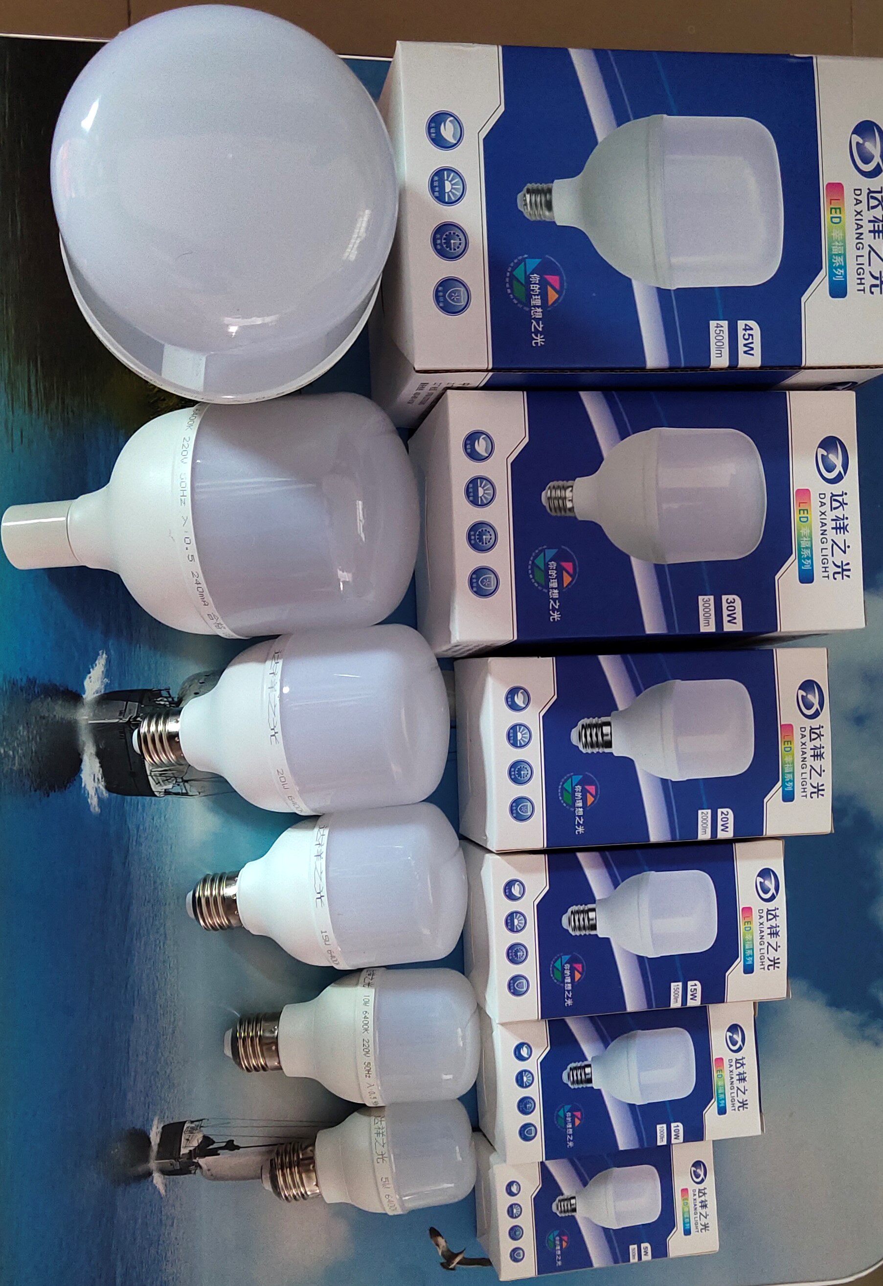 达祥之光led光源智能灯泡厂家直销大功率高光节能黑金刚高亮球泡