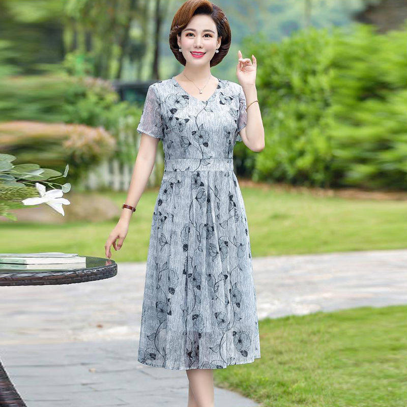 中年妈妈夏装短袖冰丝连衣裙洋气50岁中老年女装大码过膝时尚裙58