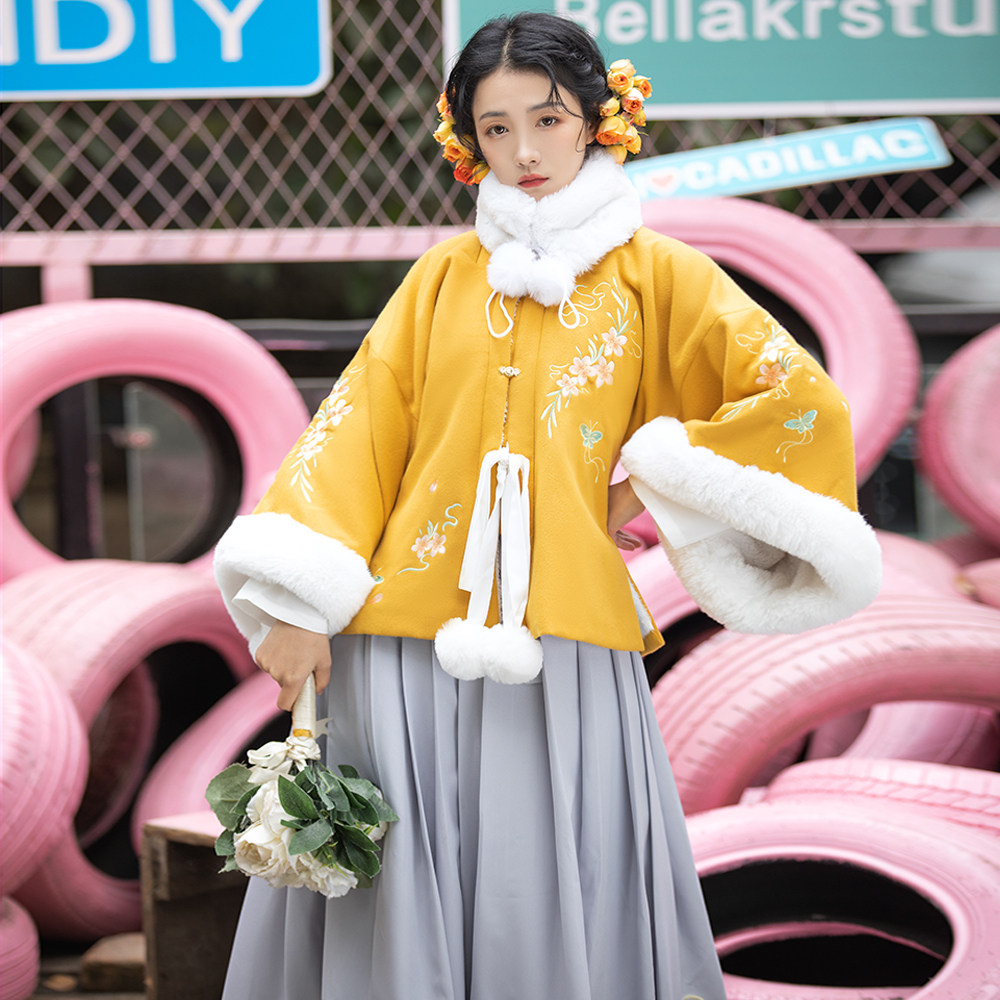 子南记桃兜兜原创汉服女拜年明制方领半袖批袄加绒加厚短袄秋冬款