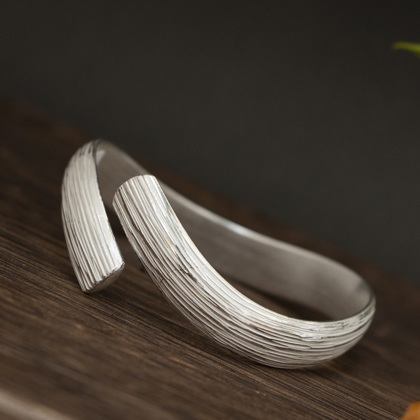 云南手工银饰莫比乌斯纯银手镯光面横纹女款手环手镯