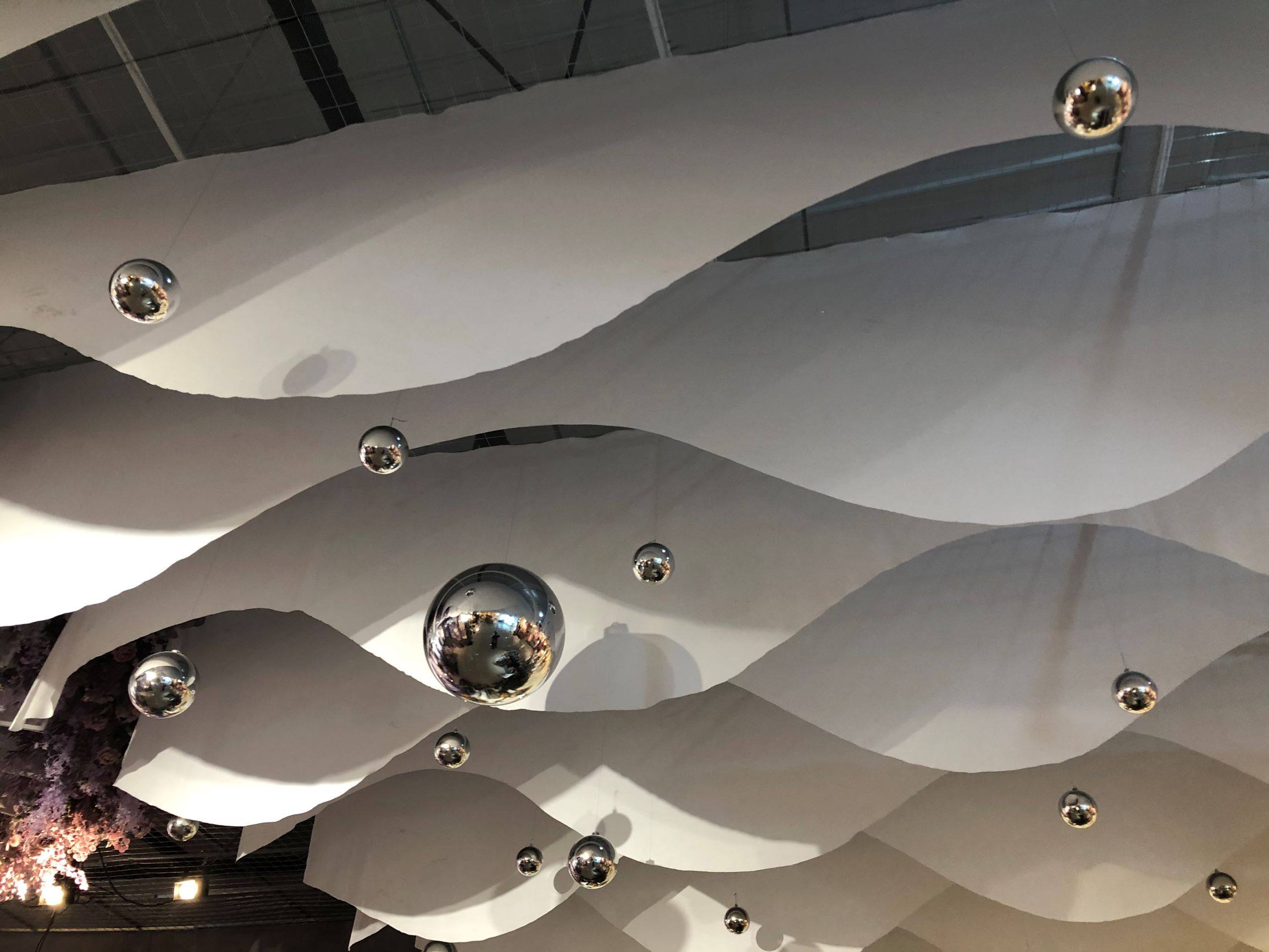 银色吊顶2020年新款吊球高弹布波浪舞台拱门