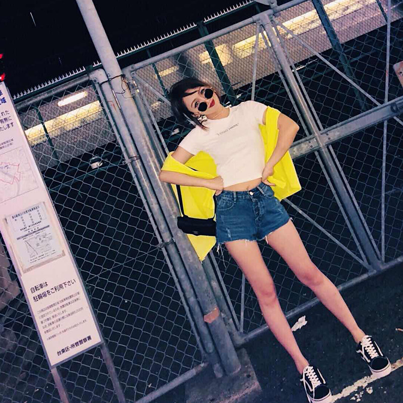 宁小雪性感露肚脐字母t恤女短款夏季新款修身显瘦圆领短袖上衣