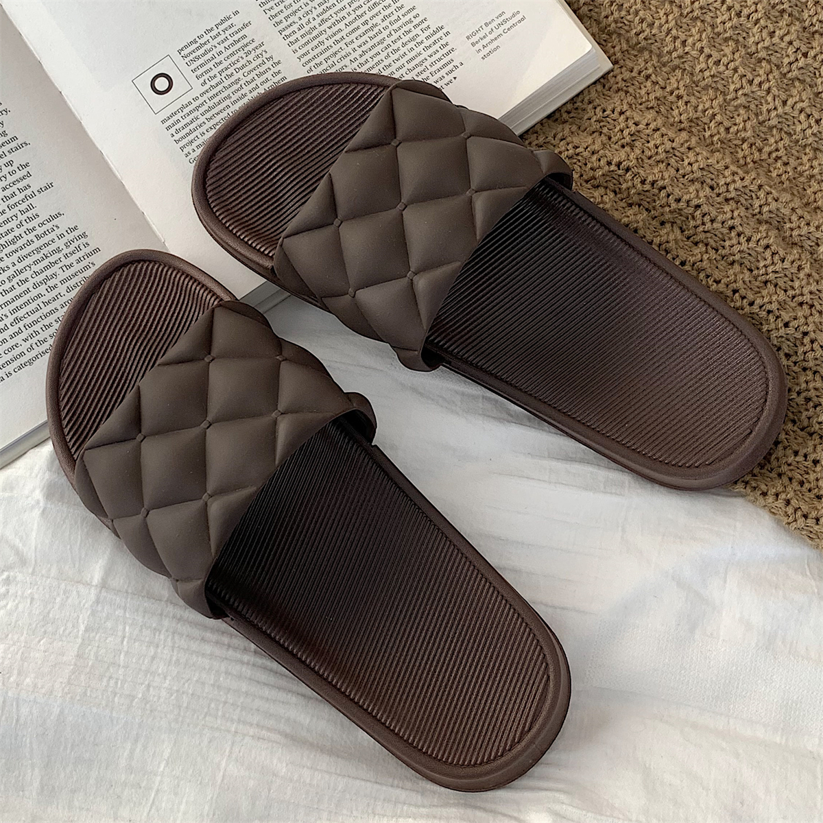 细细条 时尚简约菱格凉拖女夏外穿室内家用防滑浴室洗澡一字拖鞋